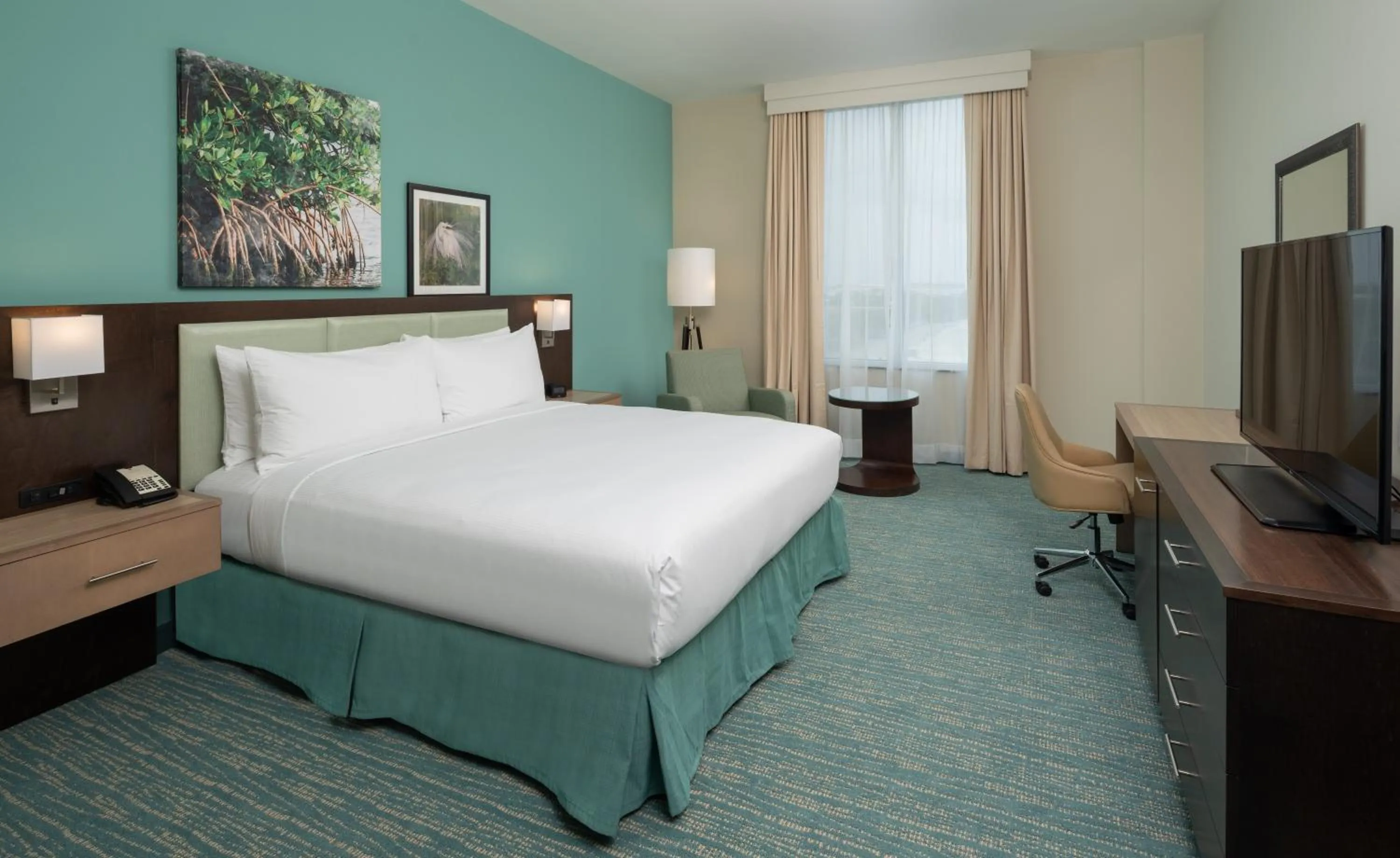 Bedroom, Bed in DoubleTree by Hilton Miami Doral