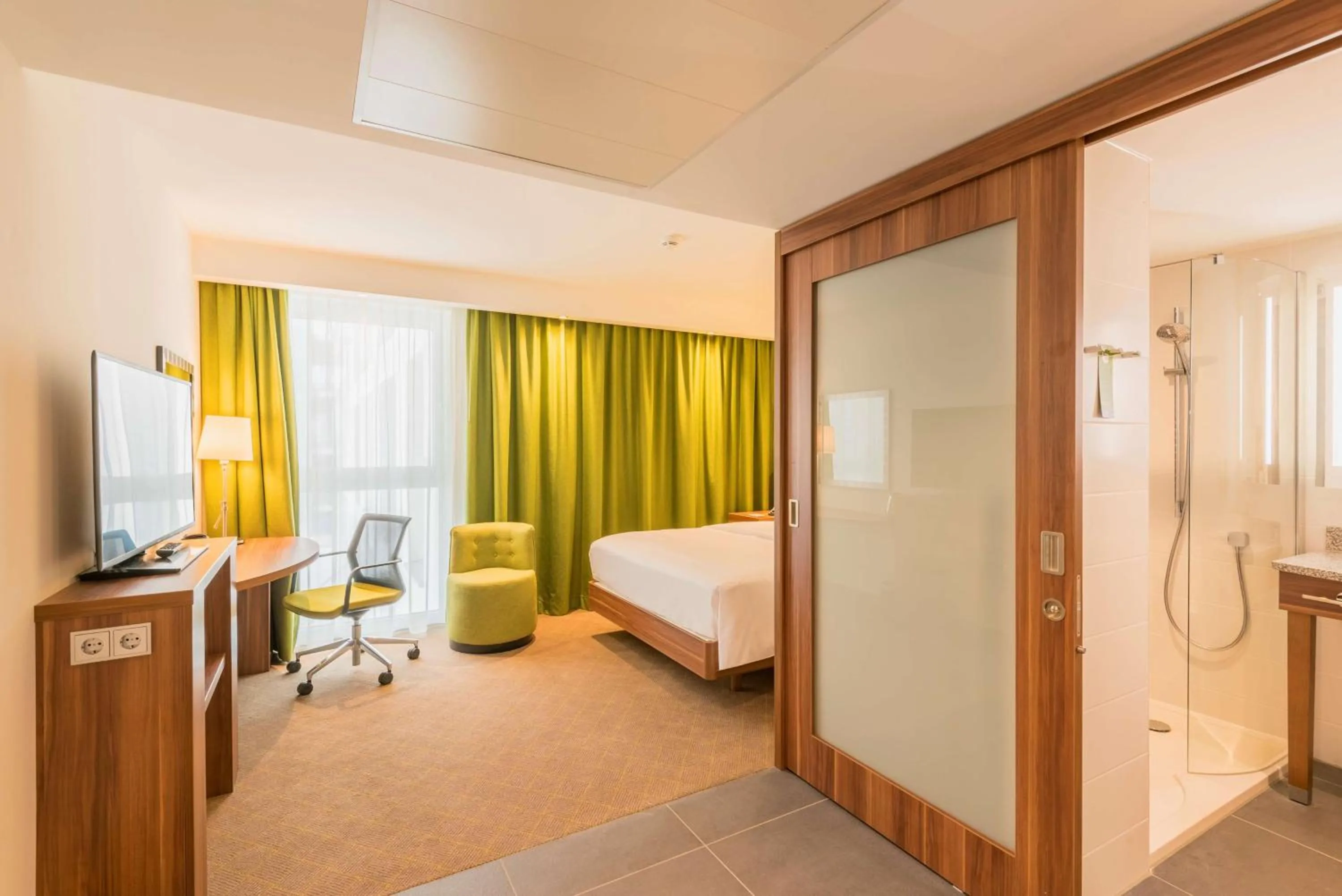 Bedroom, Bed in Hampton By Hilton Munich City West