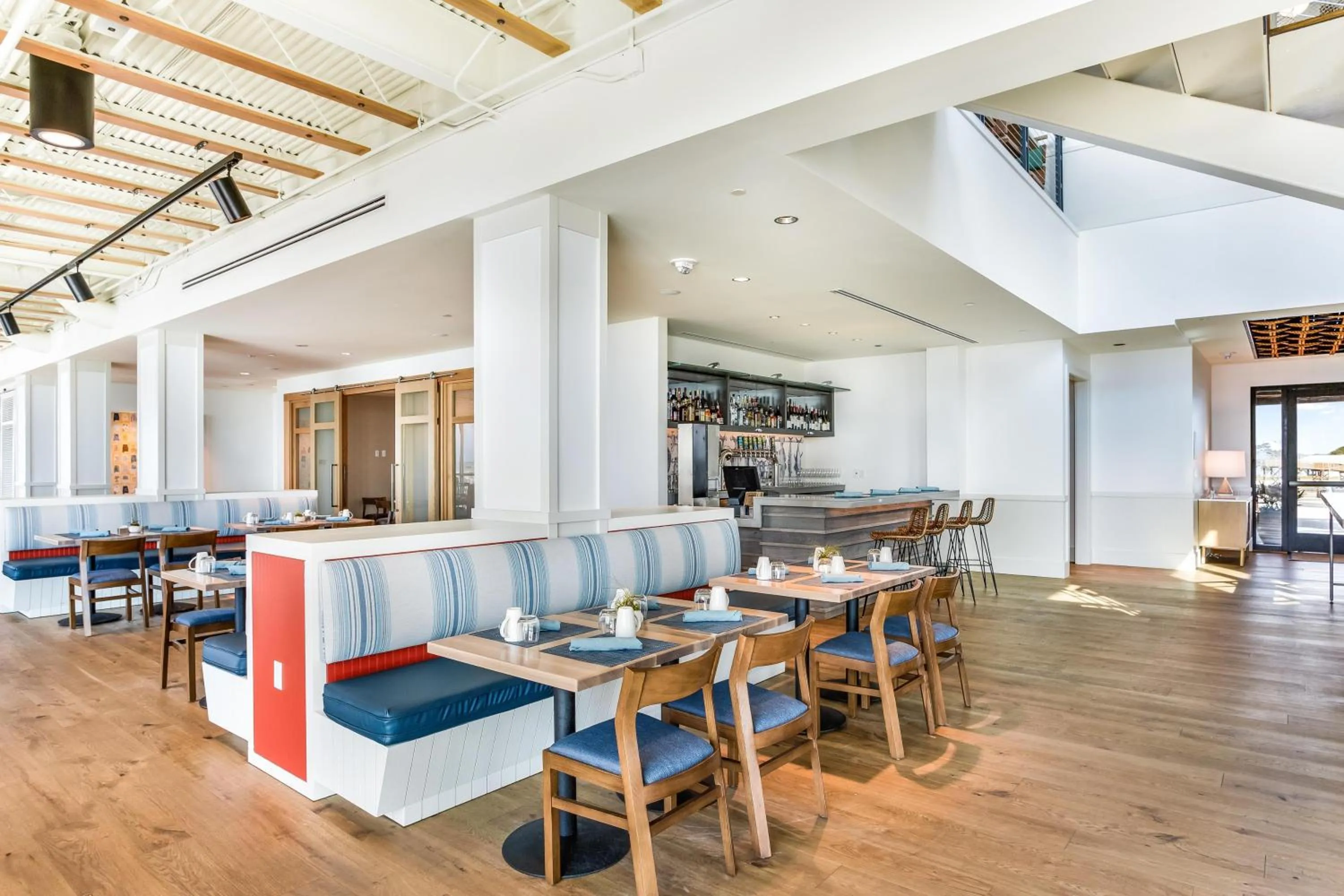 Lounge or bar in The Lodge at Gulf State Park, A Hilton Hotel