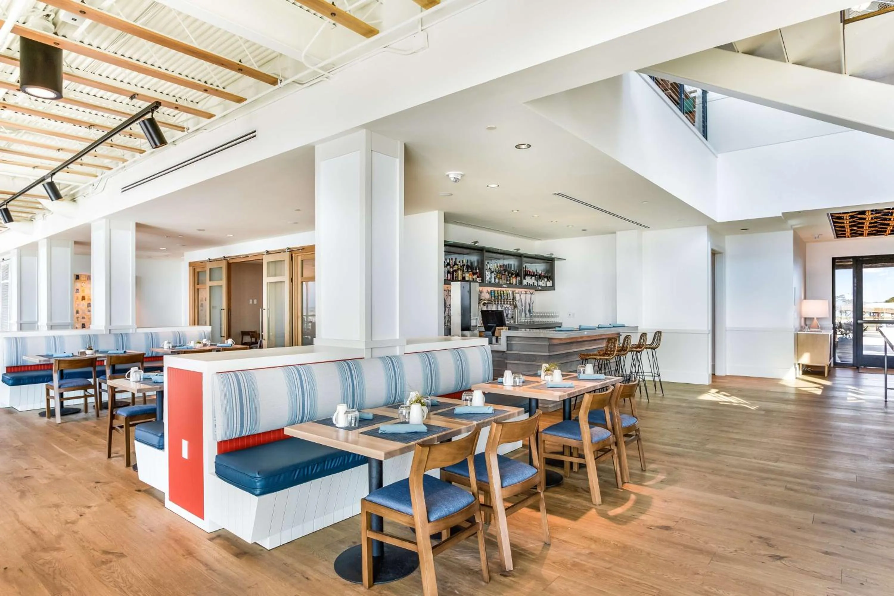 Lounge or bar in The Lodge at Gulf State Park, A Hilton Hotel