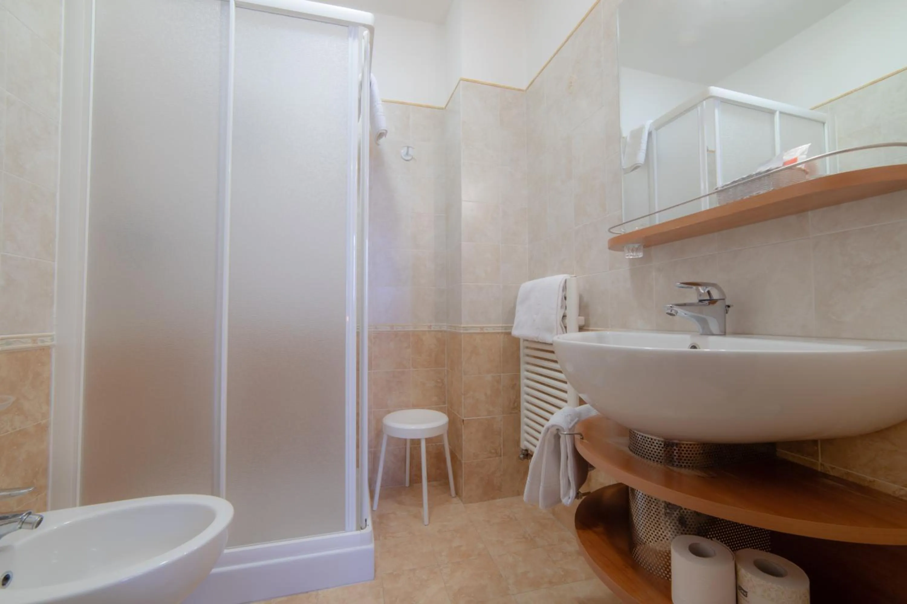 Shower in Hotel Beau Sejour Pré-Saint-Didier