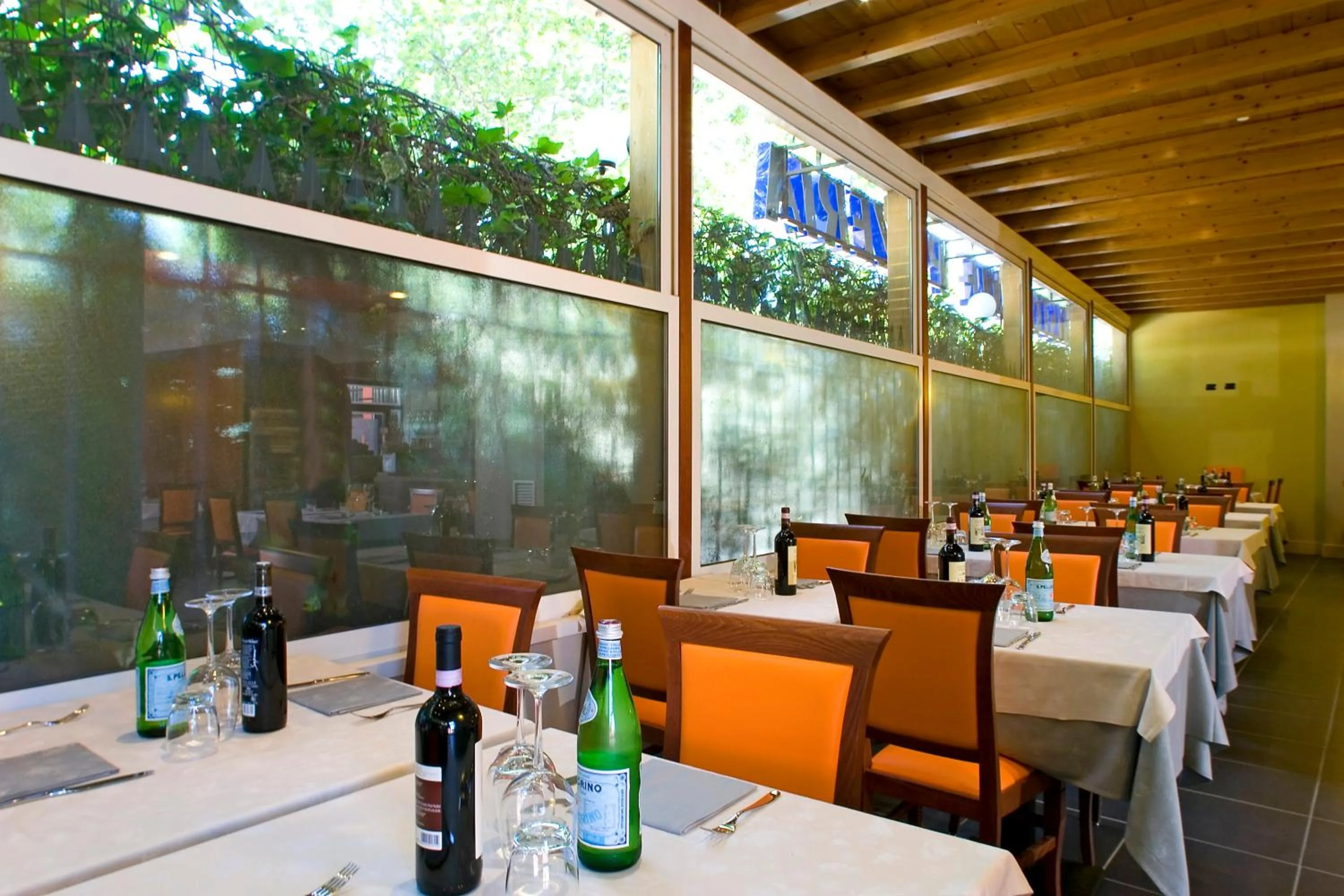 Restaurant/places to eat in Hotel Mosca