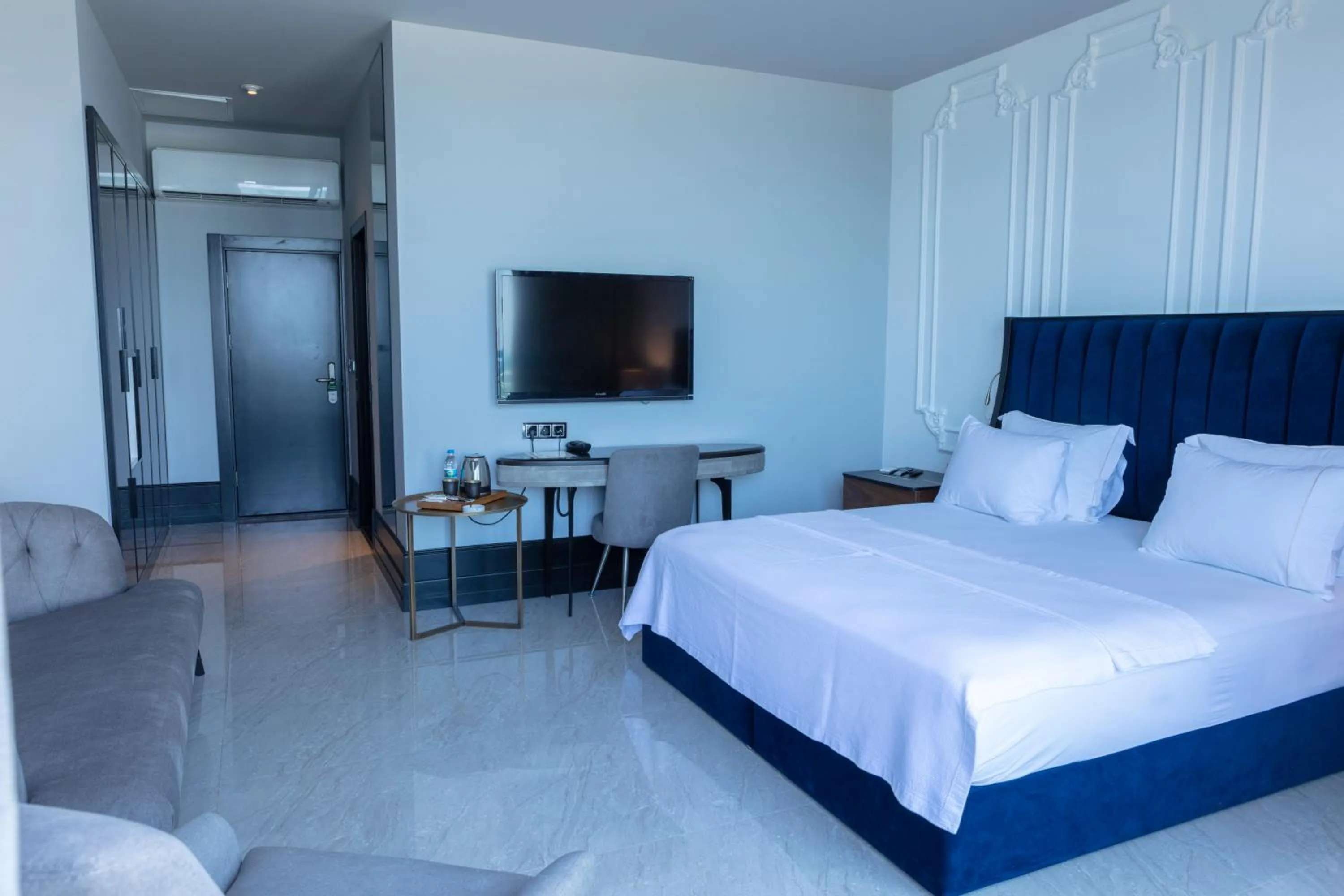 TV and multimedia, Bed in Venn Boutique Hotel