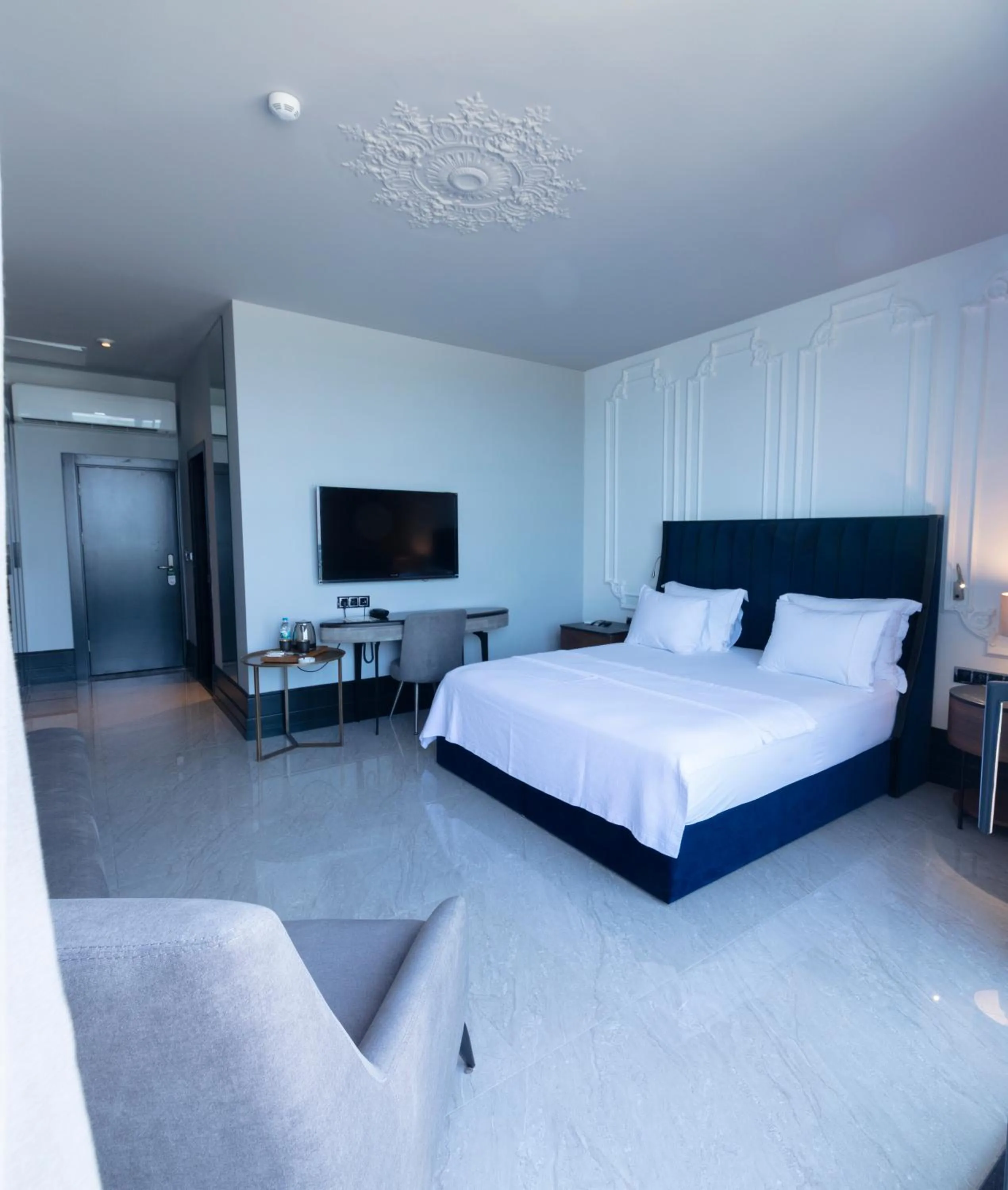 TV and multimedia, Bed in Venn Boutique Hotel