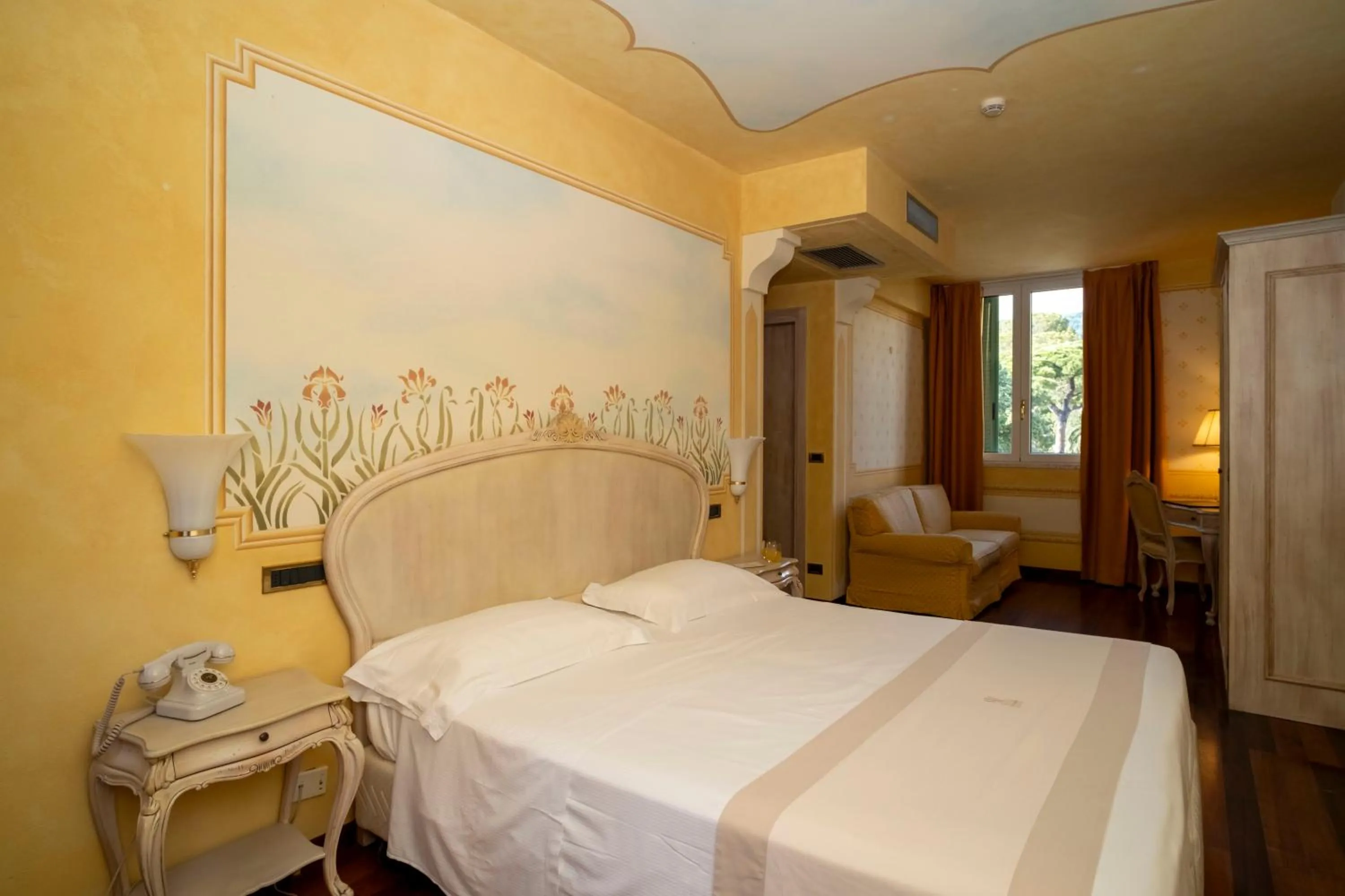 Bedroom, Bed in Suite Hotel Nettuno
