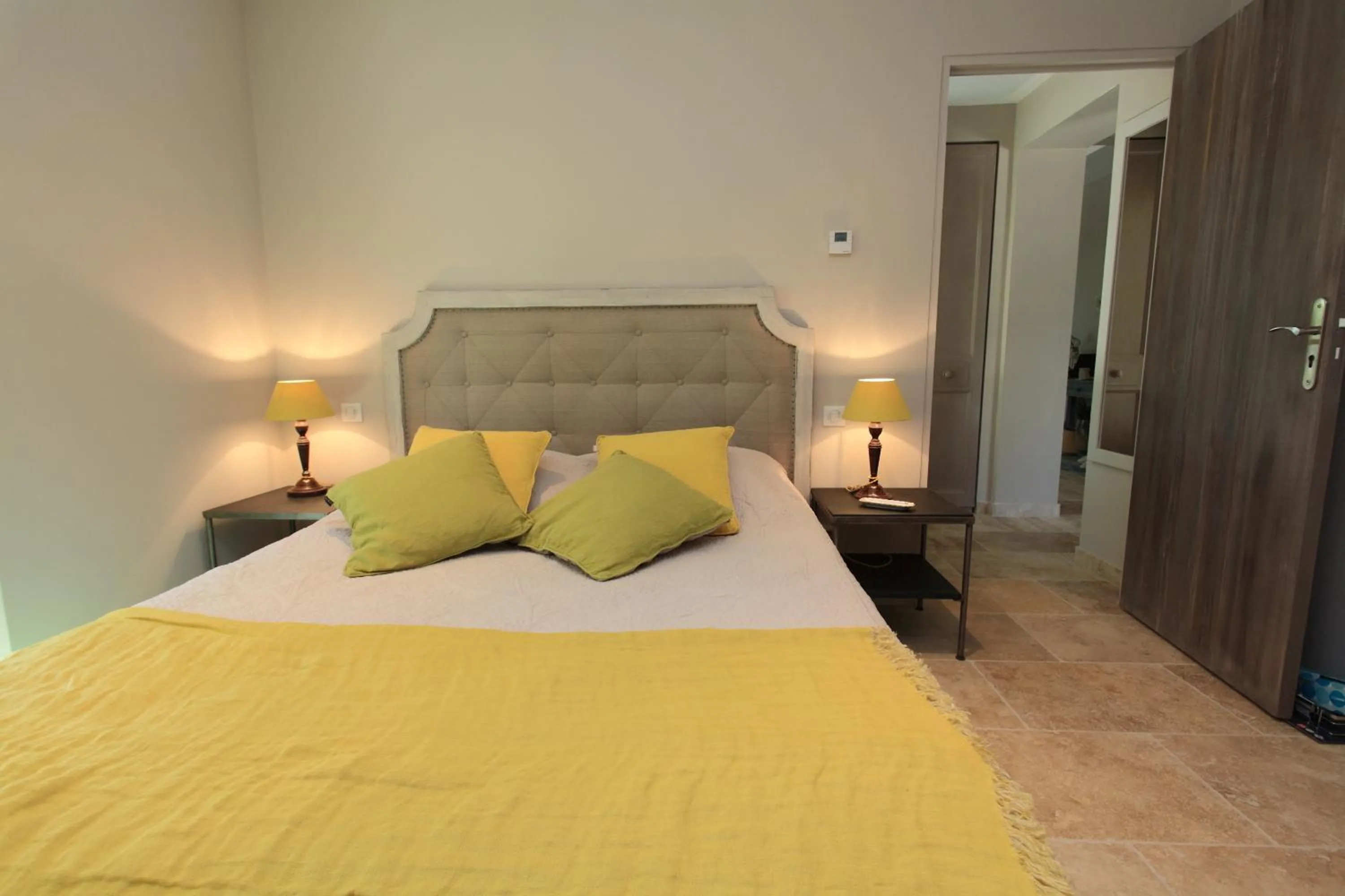 Bedroom, Bed in Mas De Gordes