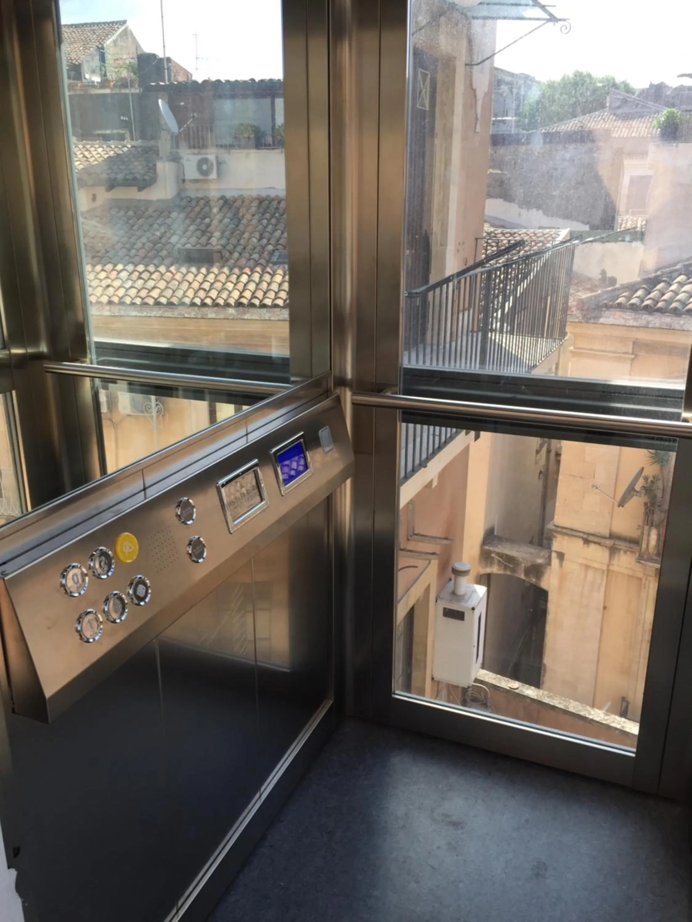 Facade/entrance in The Artist's Home Catania Centro