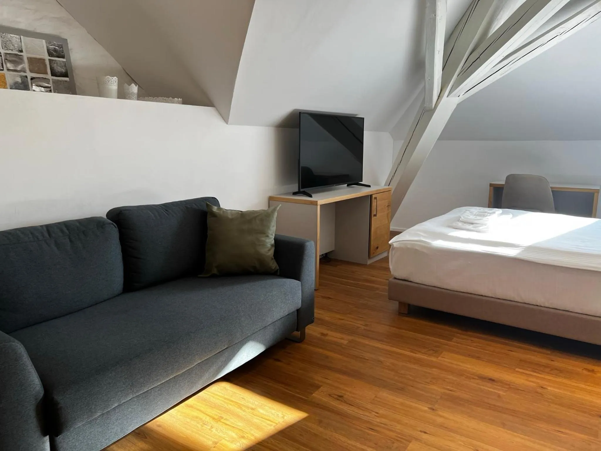 Seating area, Bed in smartroom Rössli Hunzenschwil