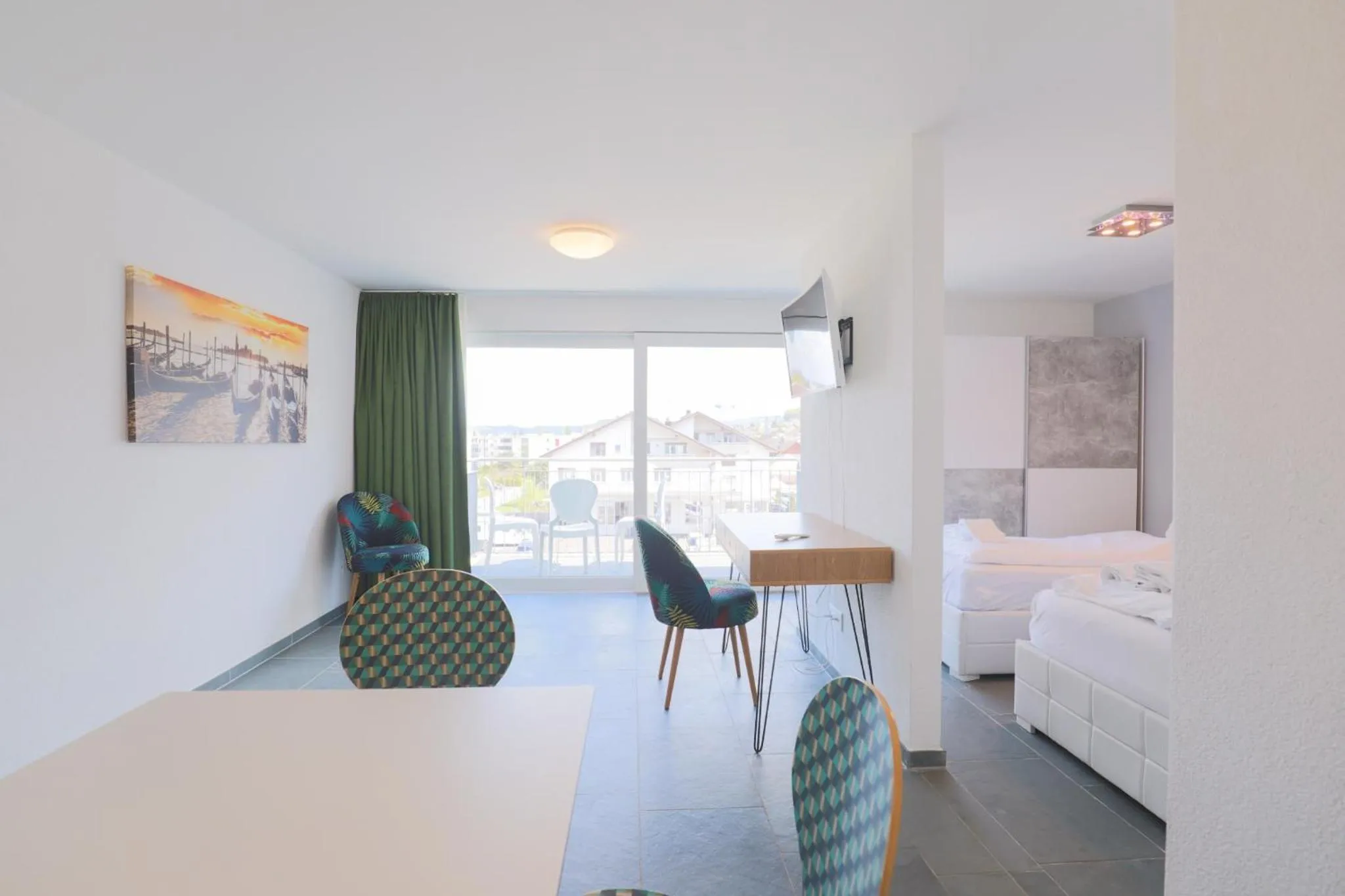 Photo of the whole room, Bed in smartroom Rössli Hunzenschwil