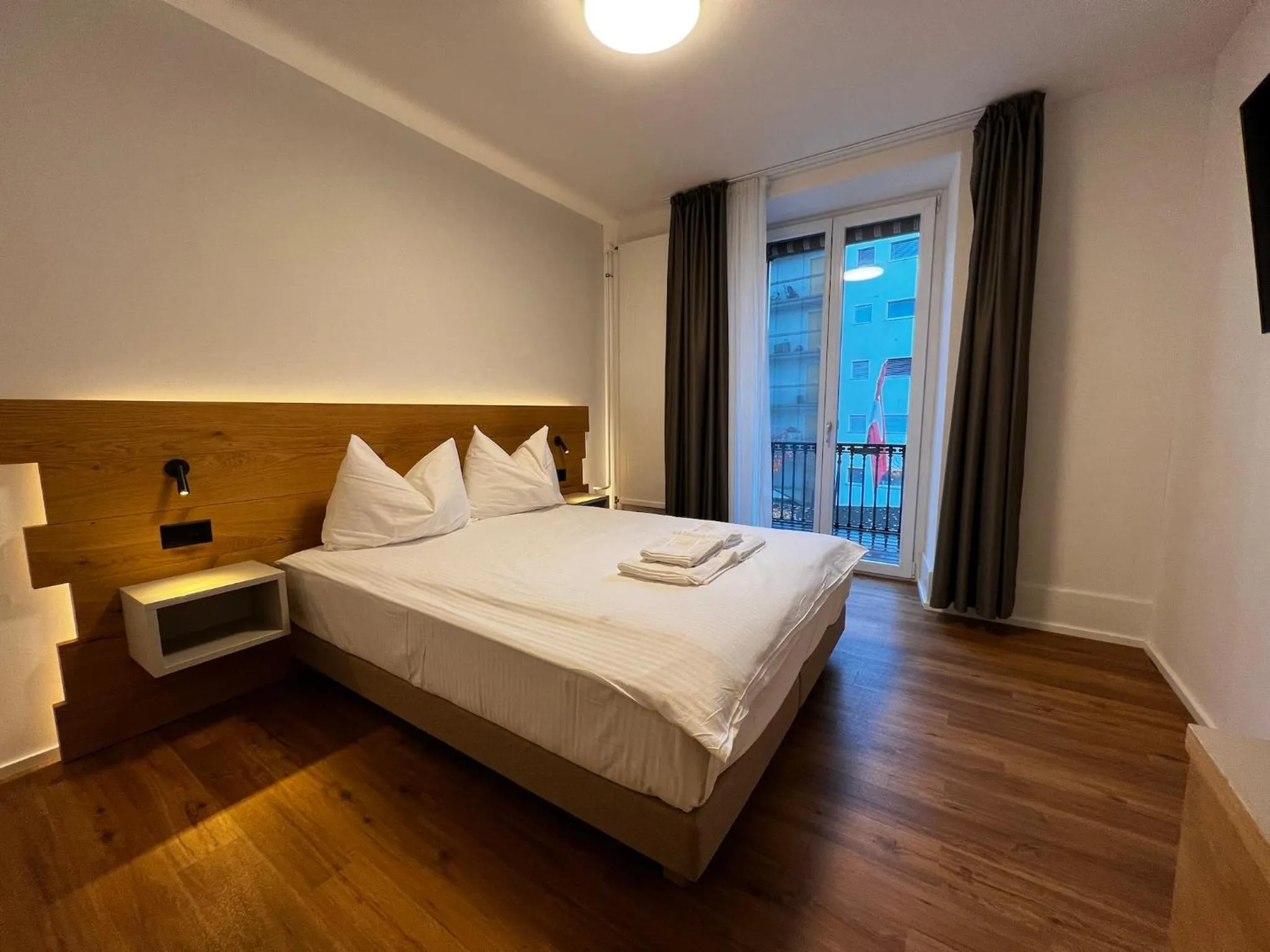 Photo of the whole room, Bed in smartroom Rössli Hunzenschwil