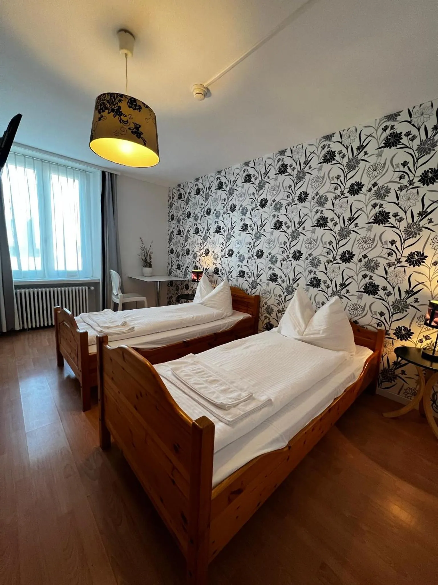 Photo of the whole room, Bed in smartroom Rössli Hunzenschwil