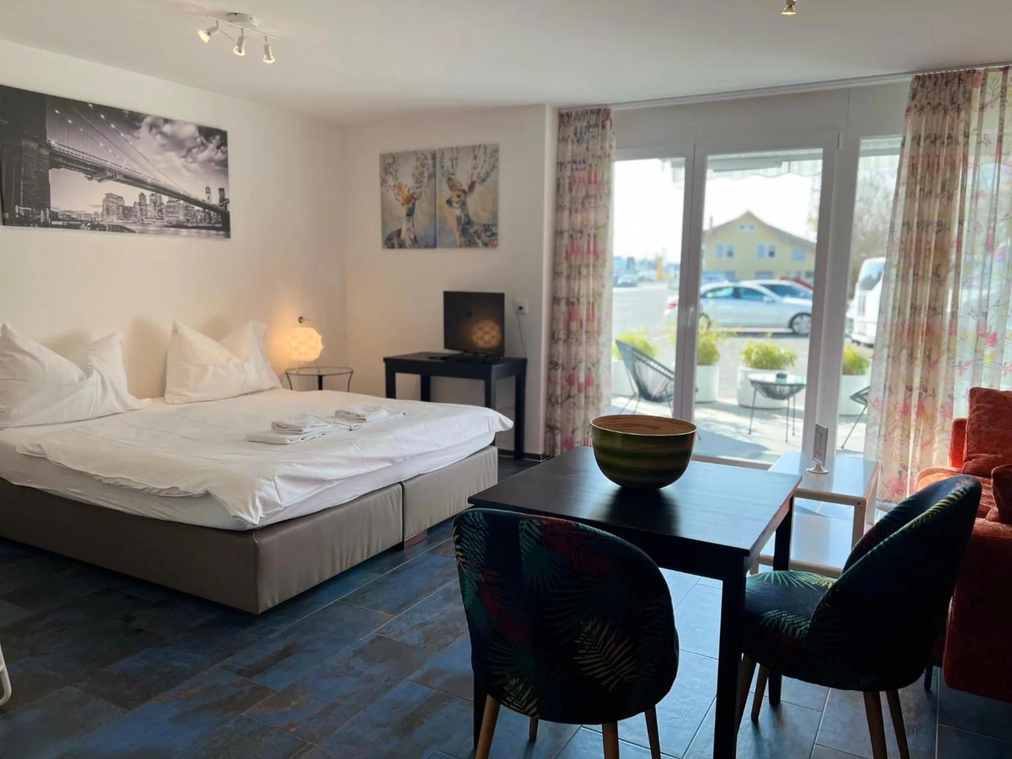 Photo of the whole room, Bed in smartroom Rössli Hunzenschwil