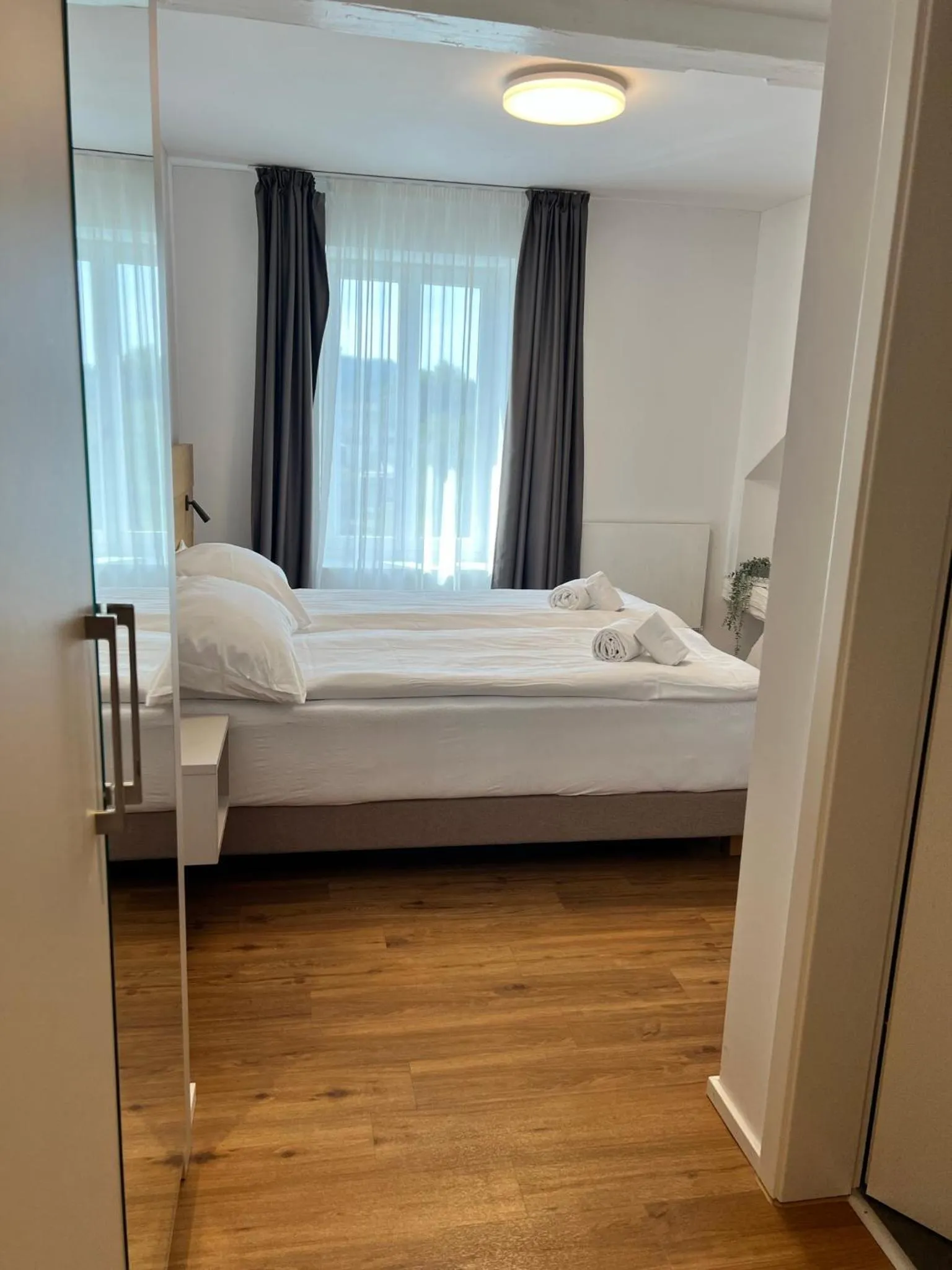 Photo of the whole room, Bed in smartroom Rössli Hunzenschwil