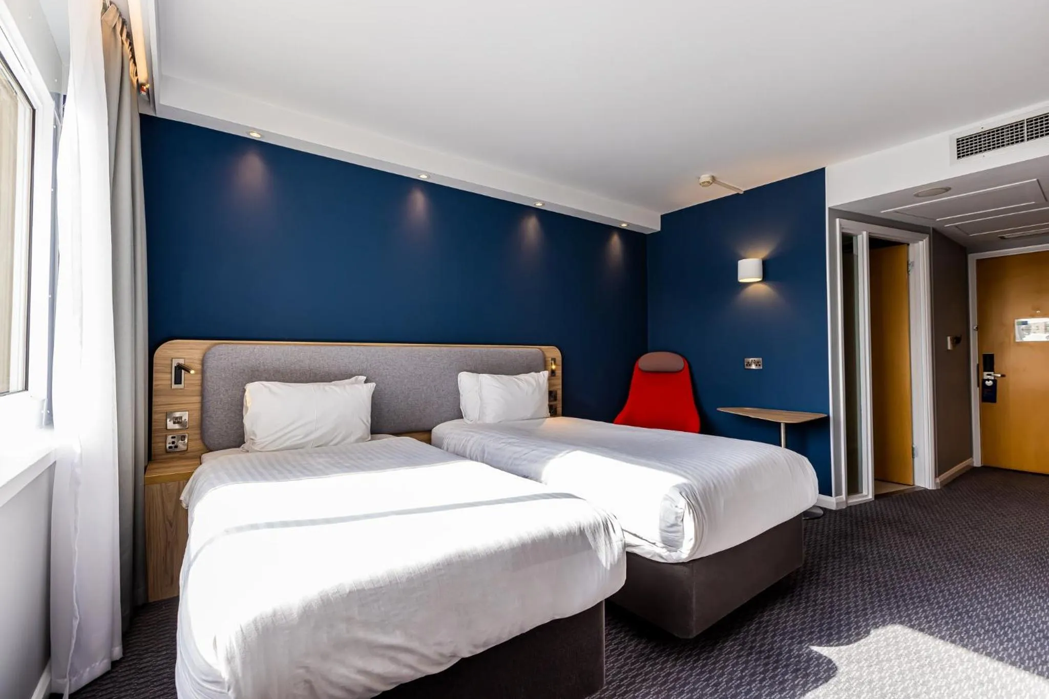 Photo of the whole room, Bed in Holiday Inn Express Norwich by IHG