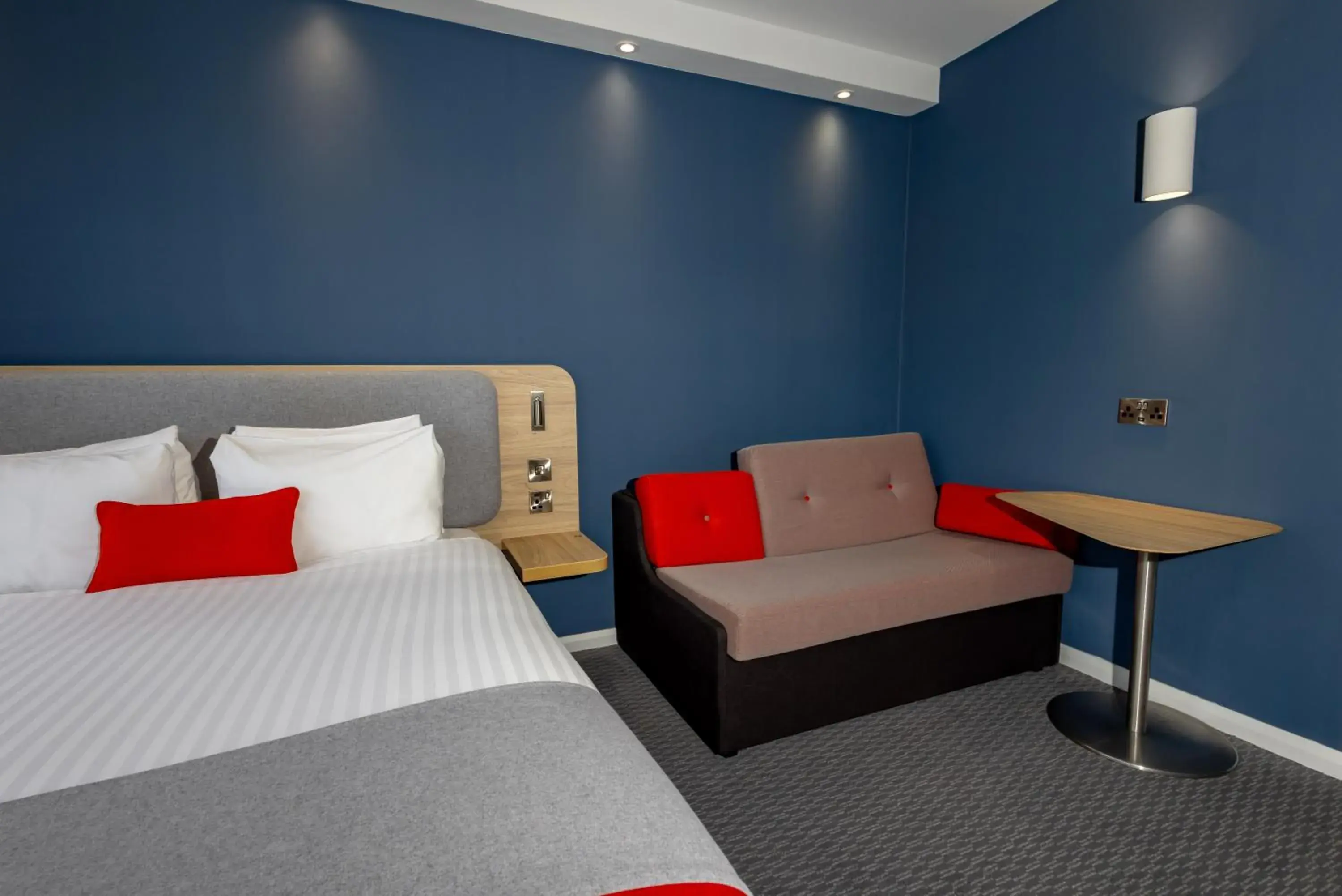 Standard Accessible Queen Room with Free Hot Breakfast in Holiday Inn Express Norwich by IHG Standard Accessible Queen Room with Free Hot Breakfast in Holiday Inn Express Norwich by IHG