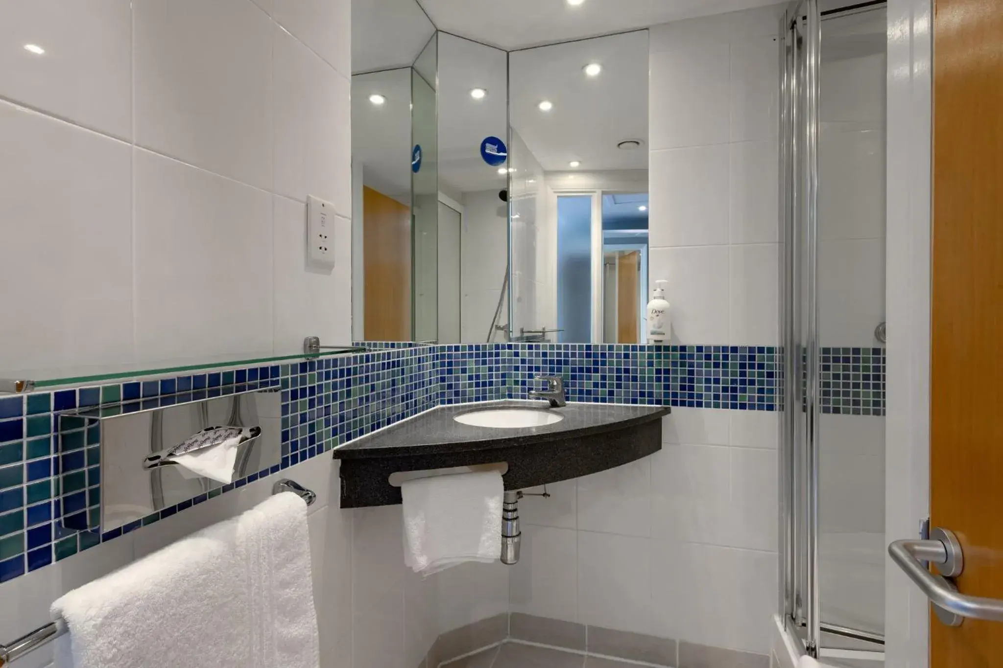 Standard Queen Room with Free Hot Breakfast in Holiday Inn Express Norwich by IHG Standard Queen Room with Free Hot Breakfast in Holiday Inn Express Norwich by IHG