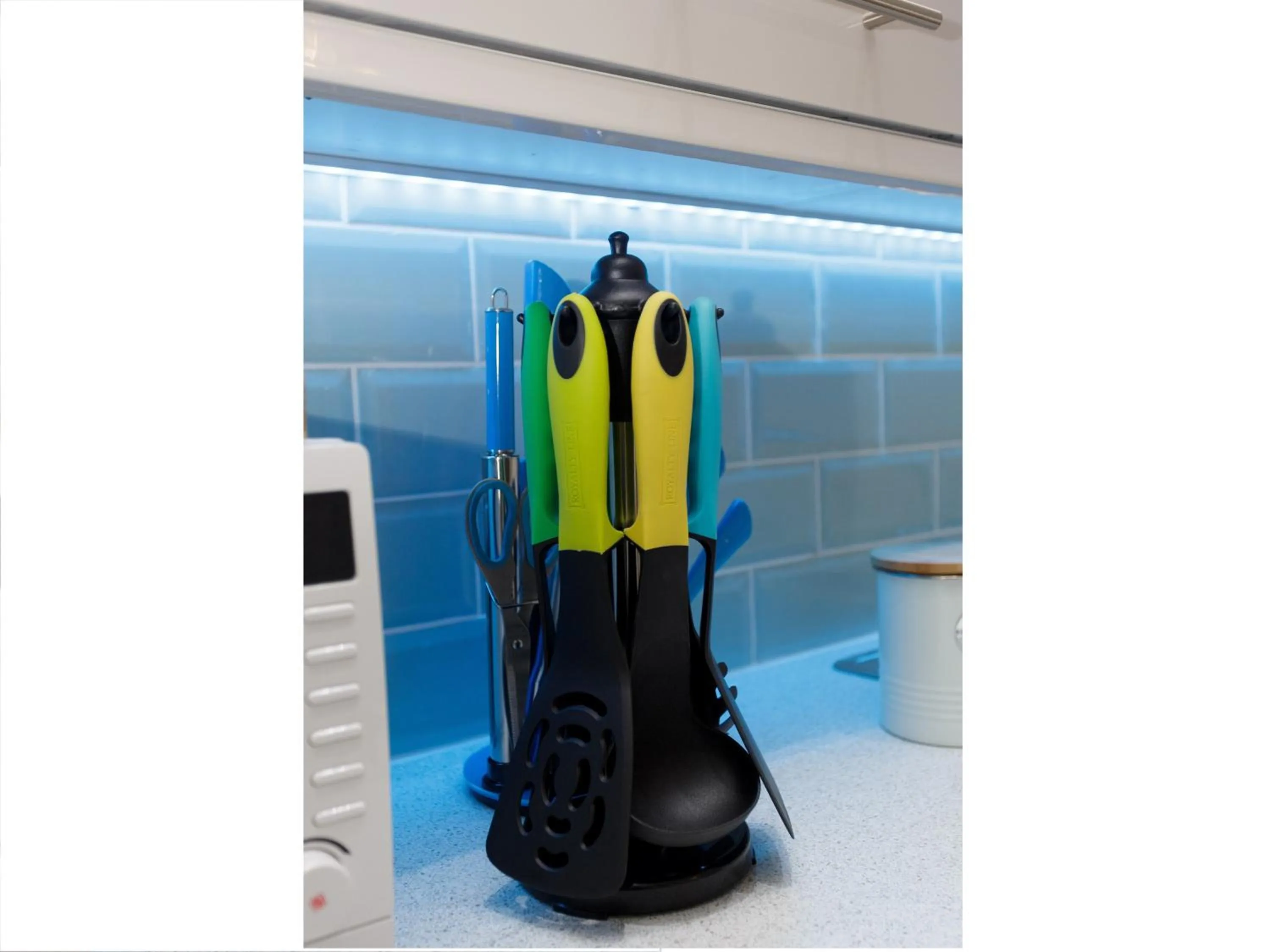 Kitchen or kitchenette in Live in Leeds Greenhill Bungalows