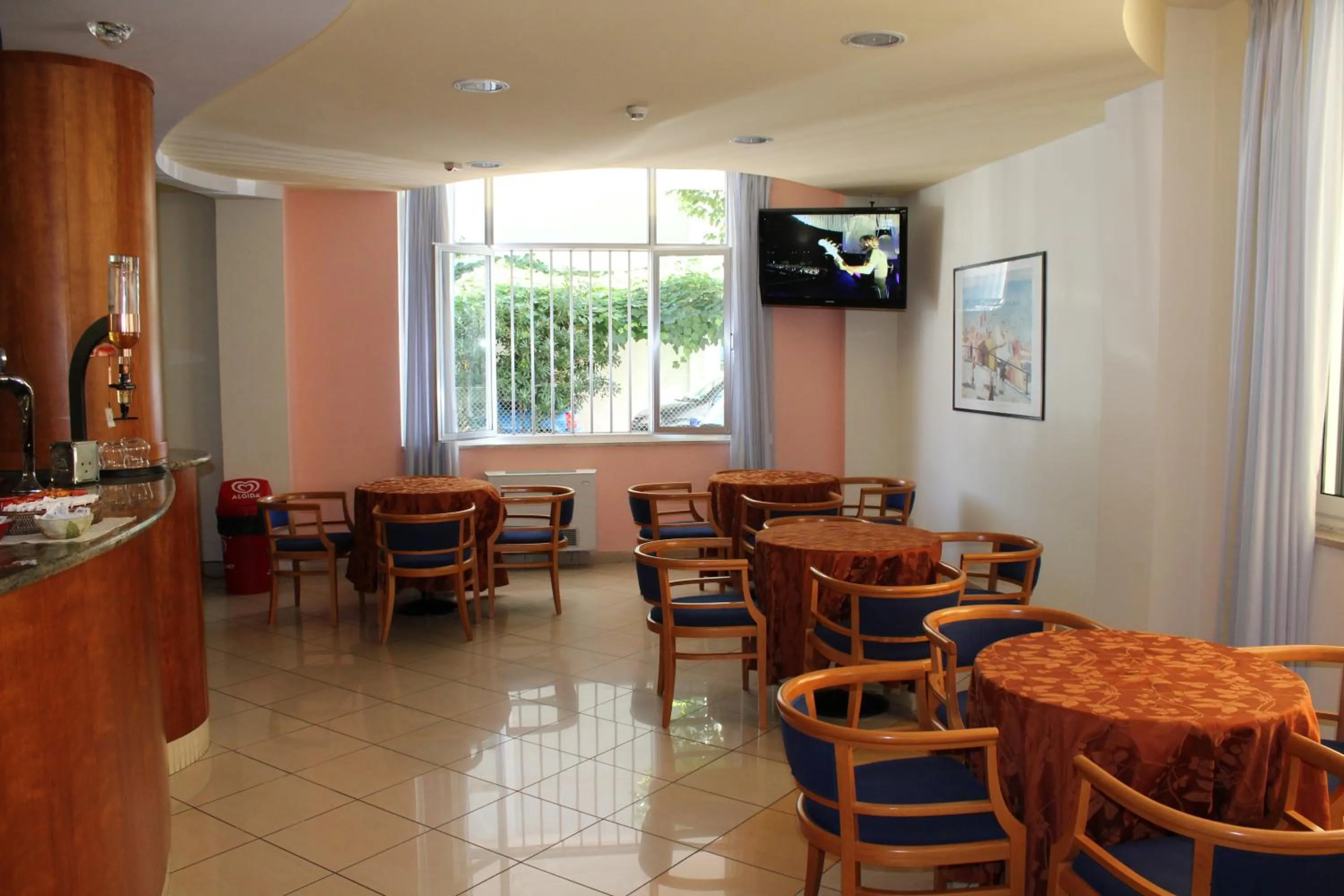 Restaurant/places to eat in Hotel Ribot