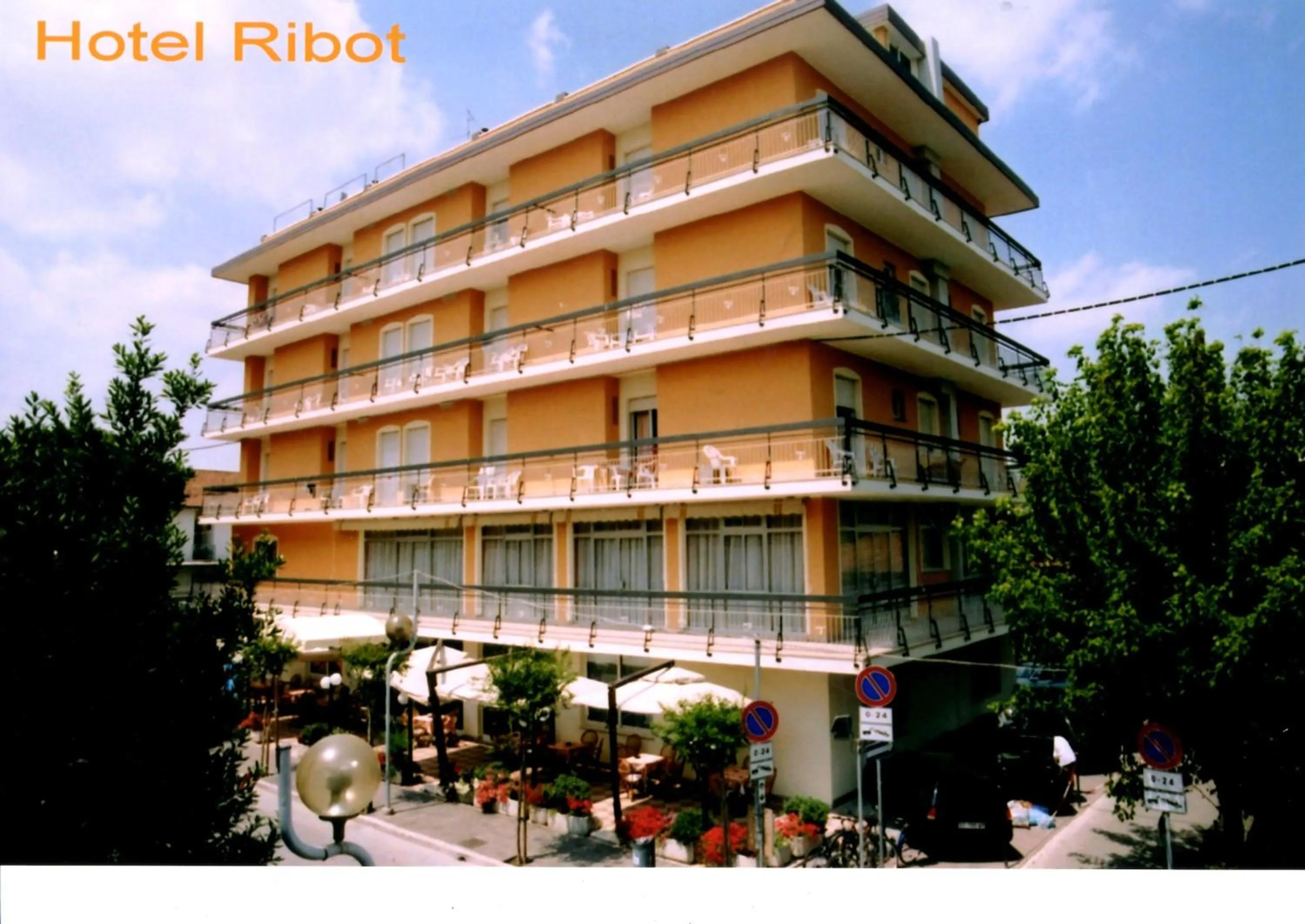 Facade/entrance in Hotel Ribot