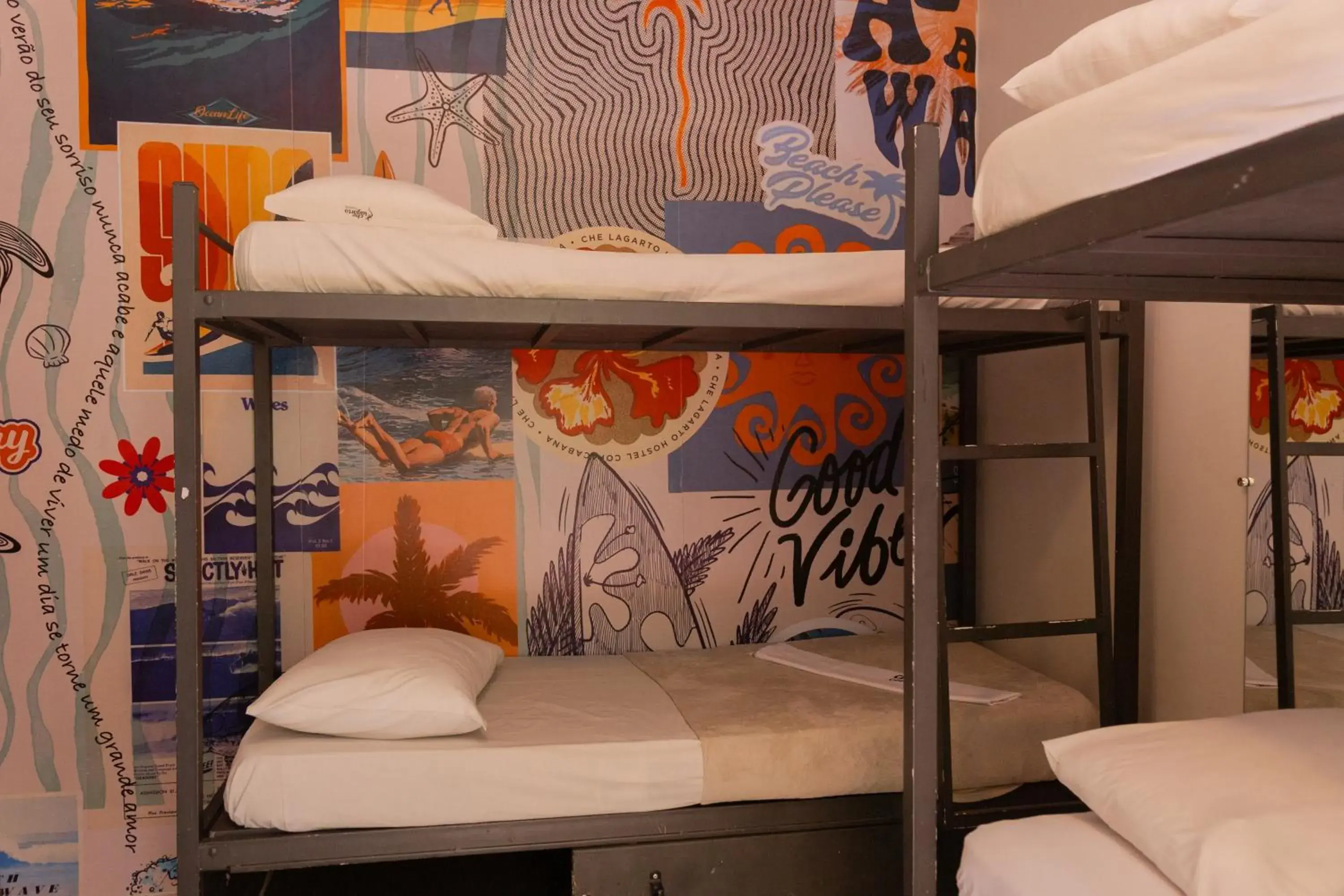 Bunk Bed in Mixed Dormitory Room in Che Lagarto Hostel Copacabana Bunk Bed in Mixed Dormitory Room in Che Lagarto Hostel Copacabana