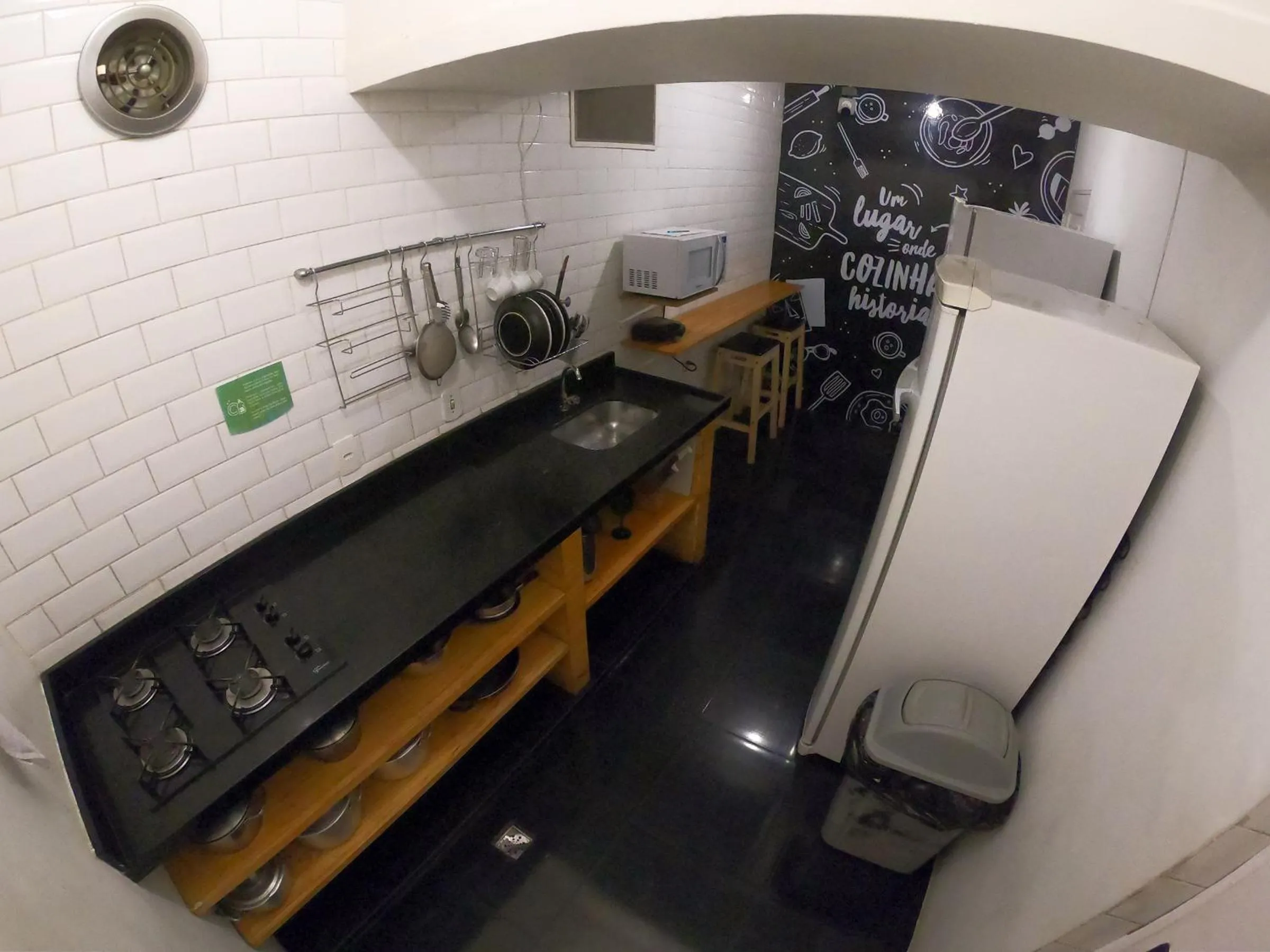 Communal kitchen in Che Lagarto Hostel Copacabana
