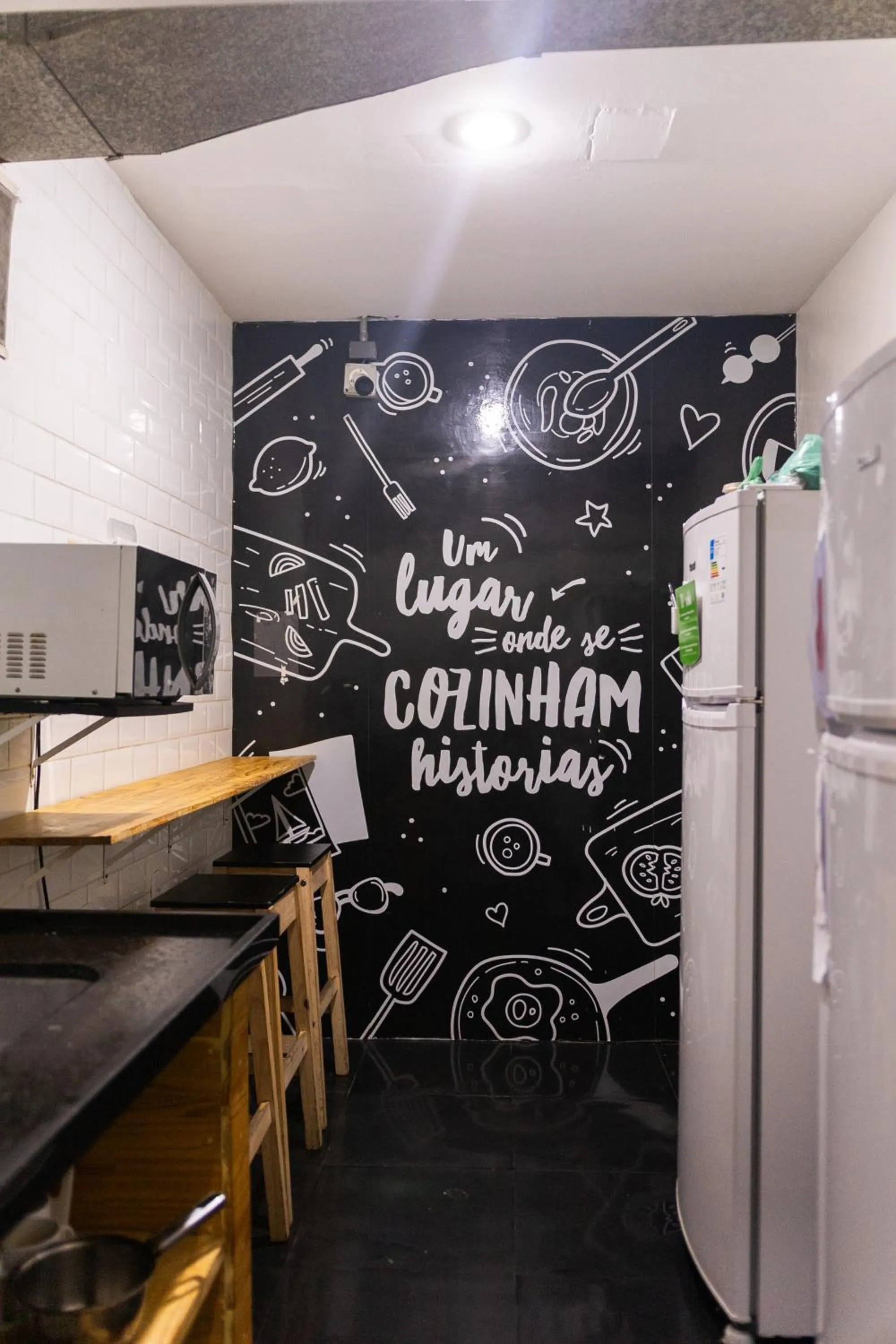 Communal kitchen in Che Lagarto Hostel Copacabana