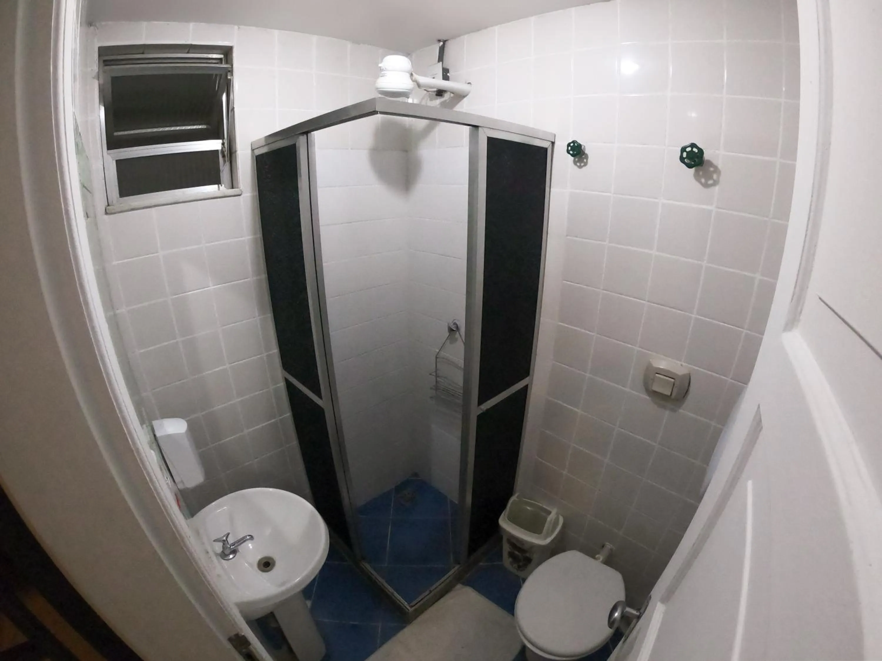 Bathroom in Che Lagarto Hostel Copacabana