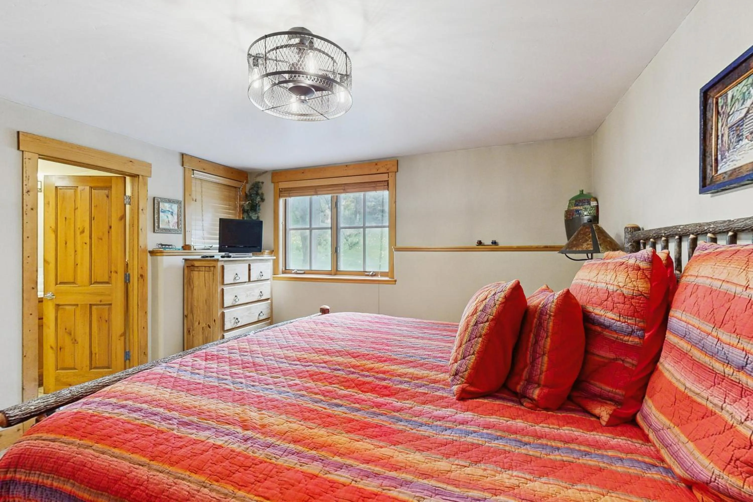 Bed in Pines at Orehouse 101 PH1