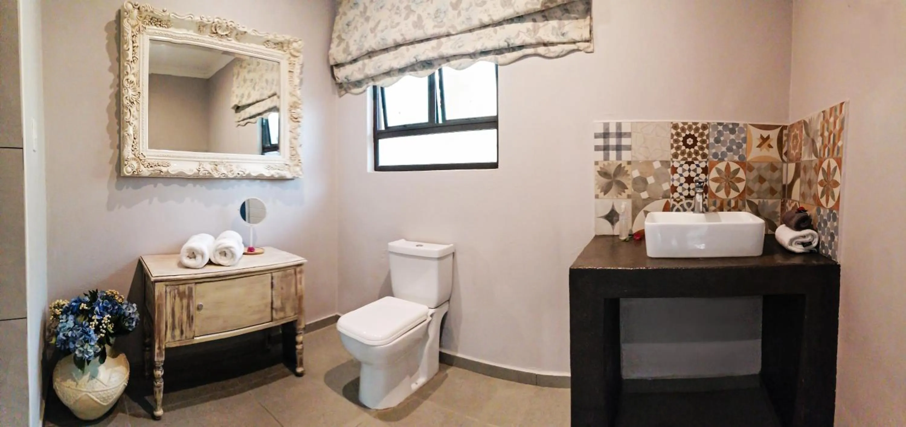 Toilet in Emdoneni Lodge with Zululand Cat Conservation Project