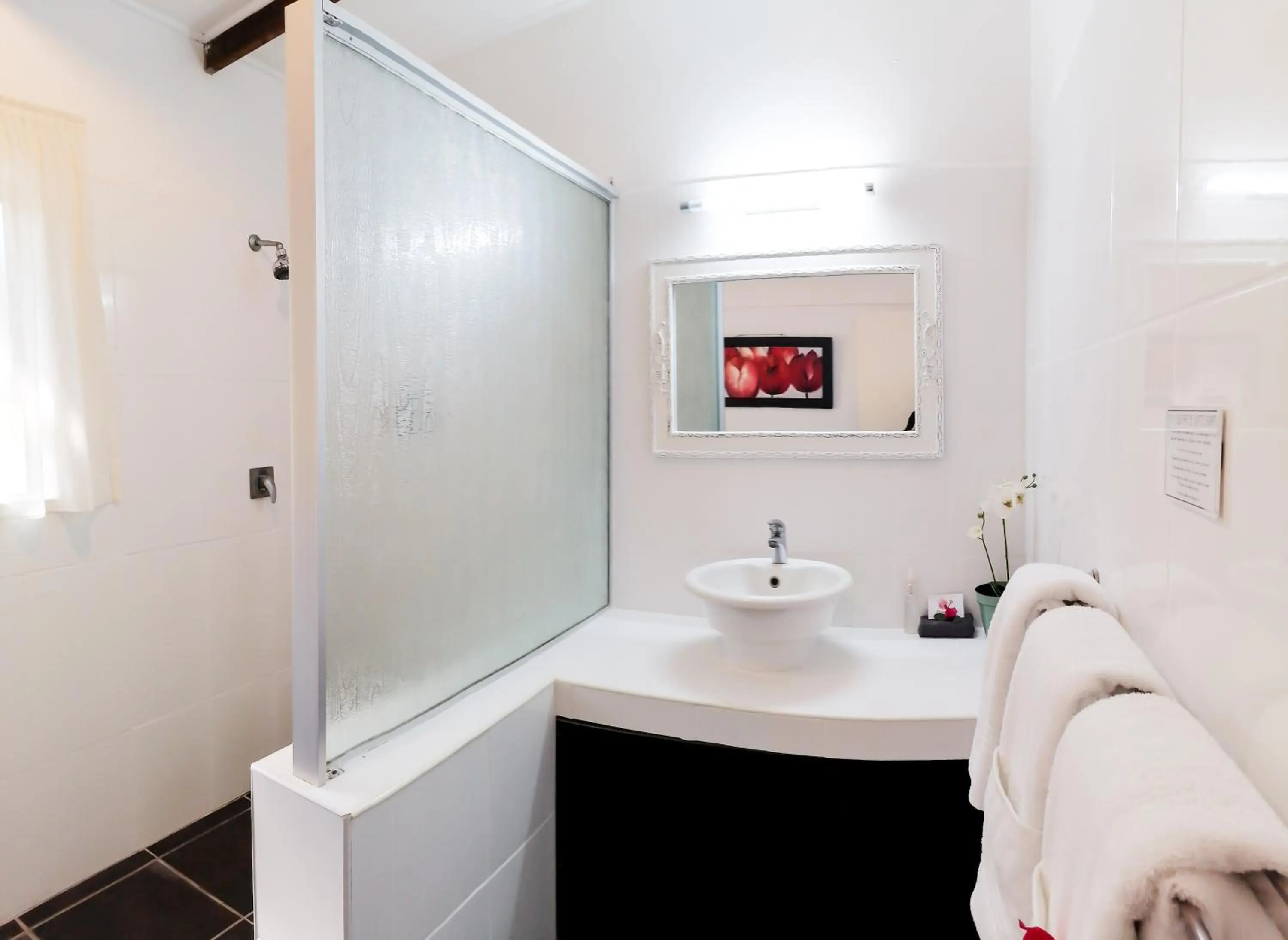 Shower, Bed in Emdoneni Lodge with Zululand Cat Conservation Project