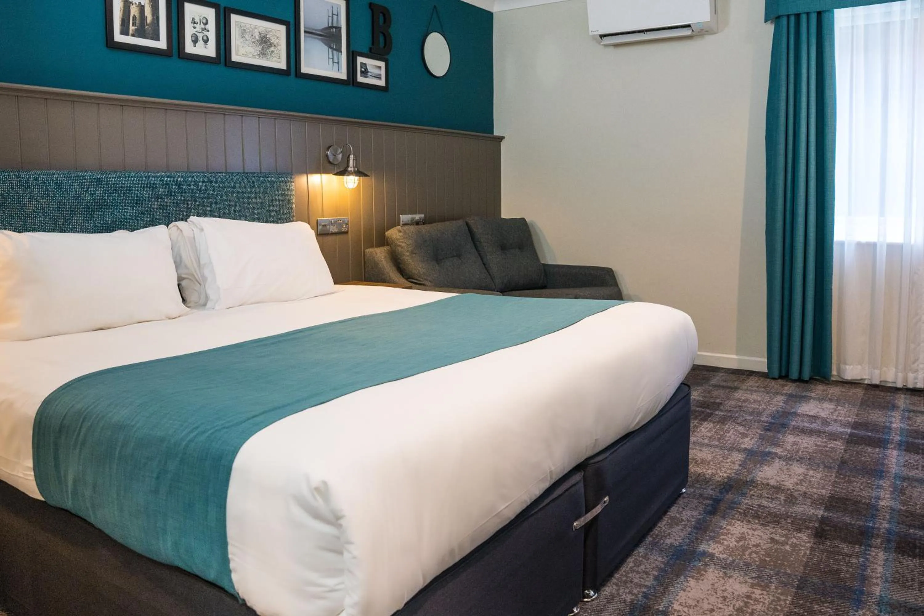 Bed in Almondsbury Inn & Lounge