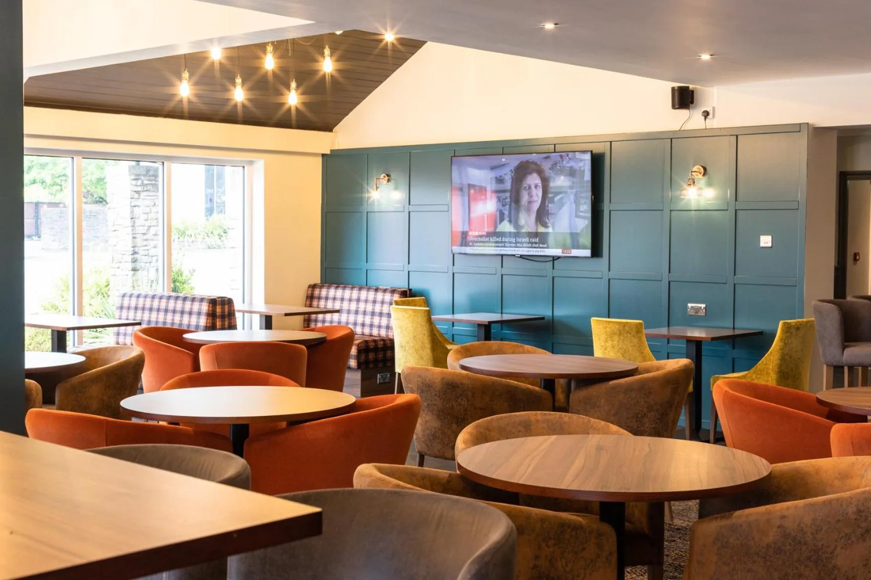 Restaurant/places to eat in Almondsbury Inn & Lounge