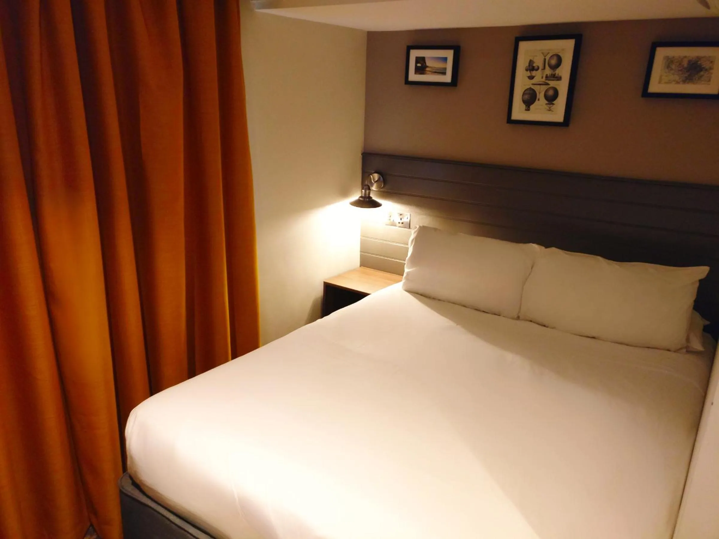 Bedroom, Bed in Almondsbury Inn & Lounge