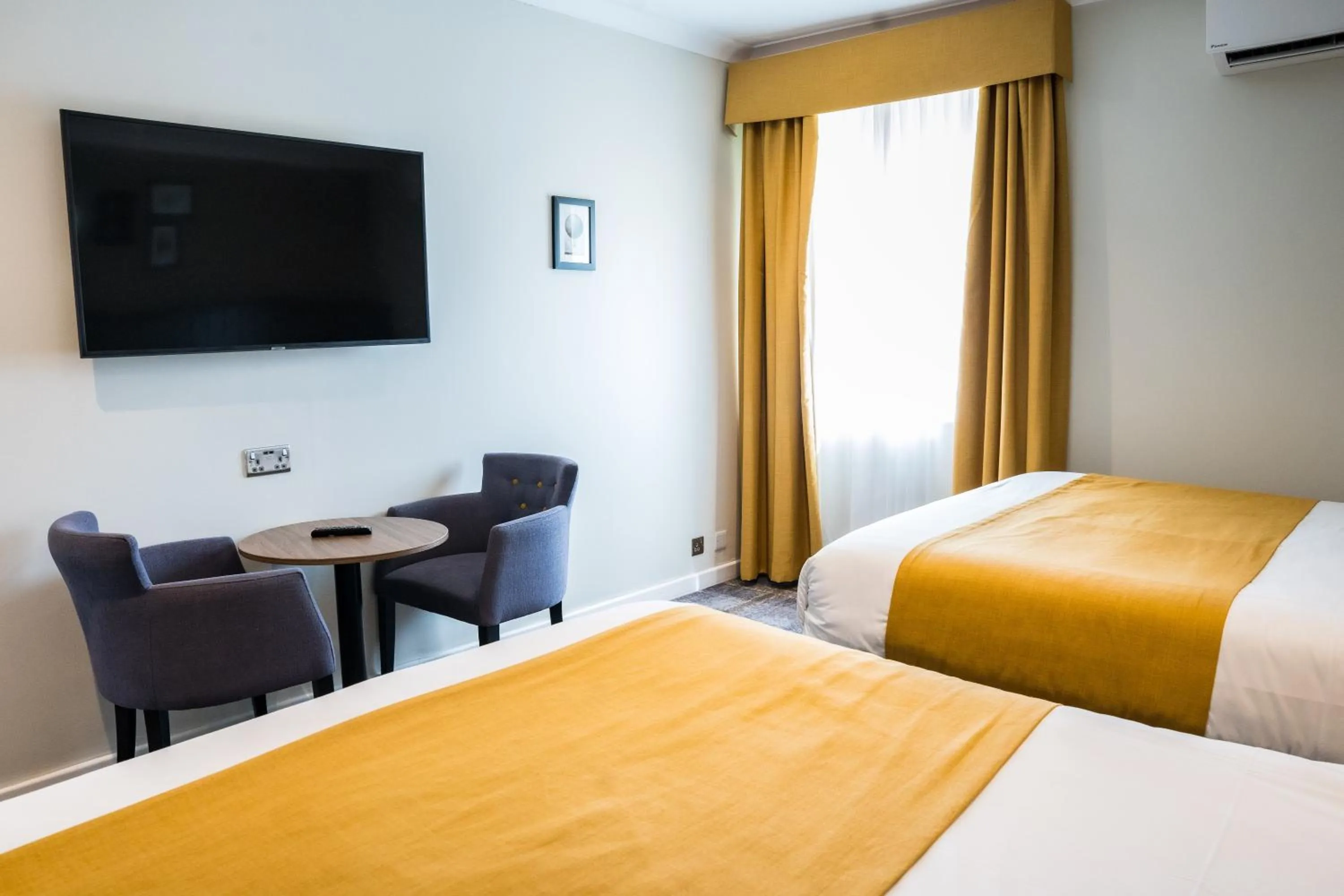 Bed in Almondsbury Inn & Lounge