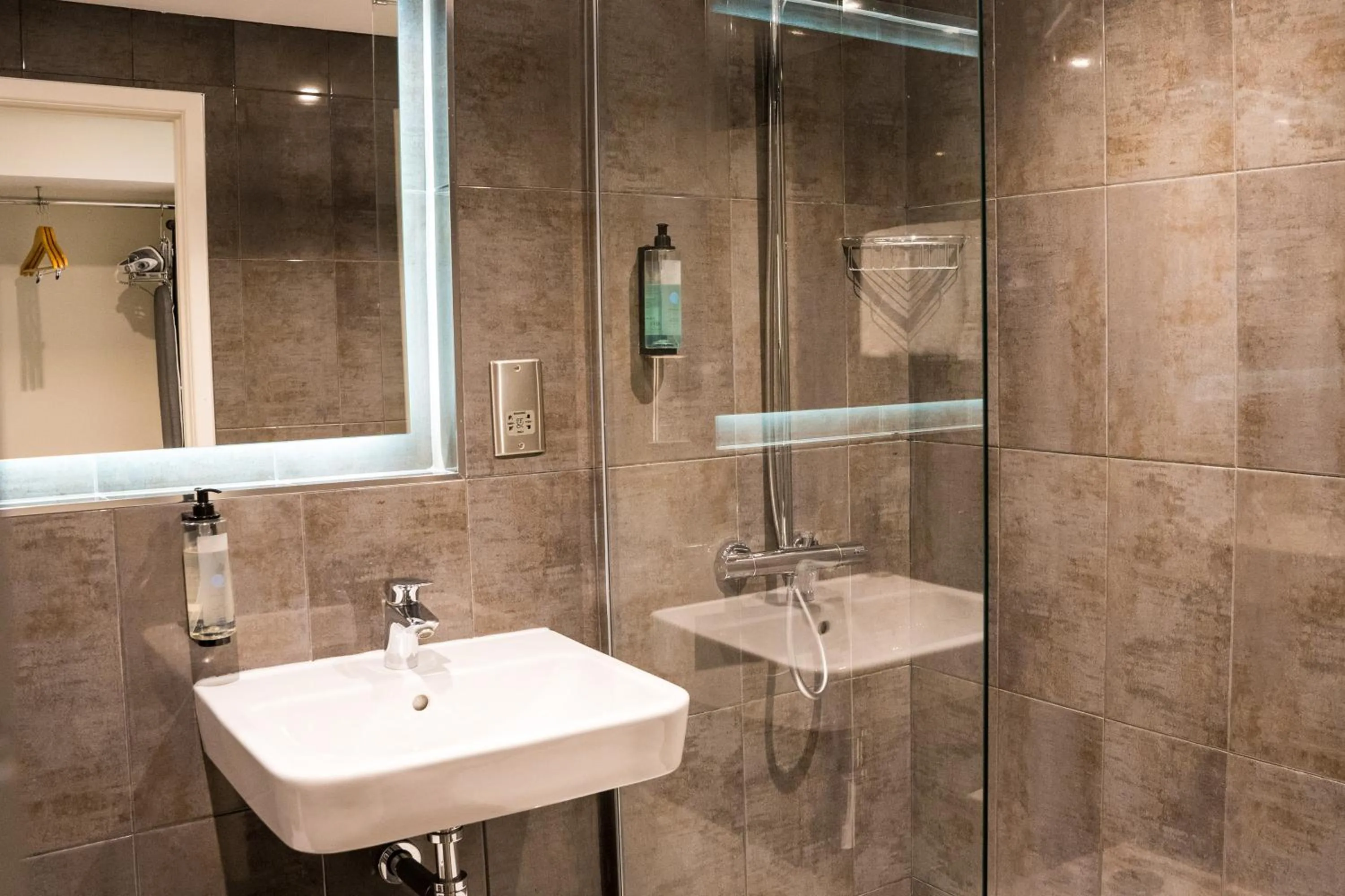 Shower in Almondsbury Inn & Lounge