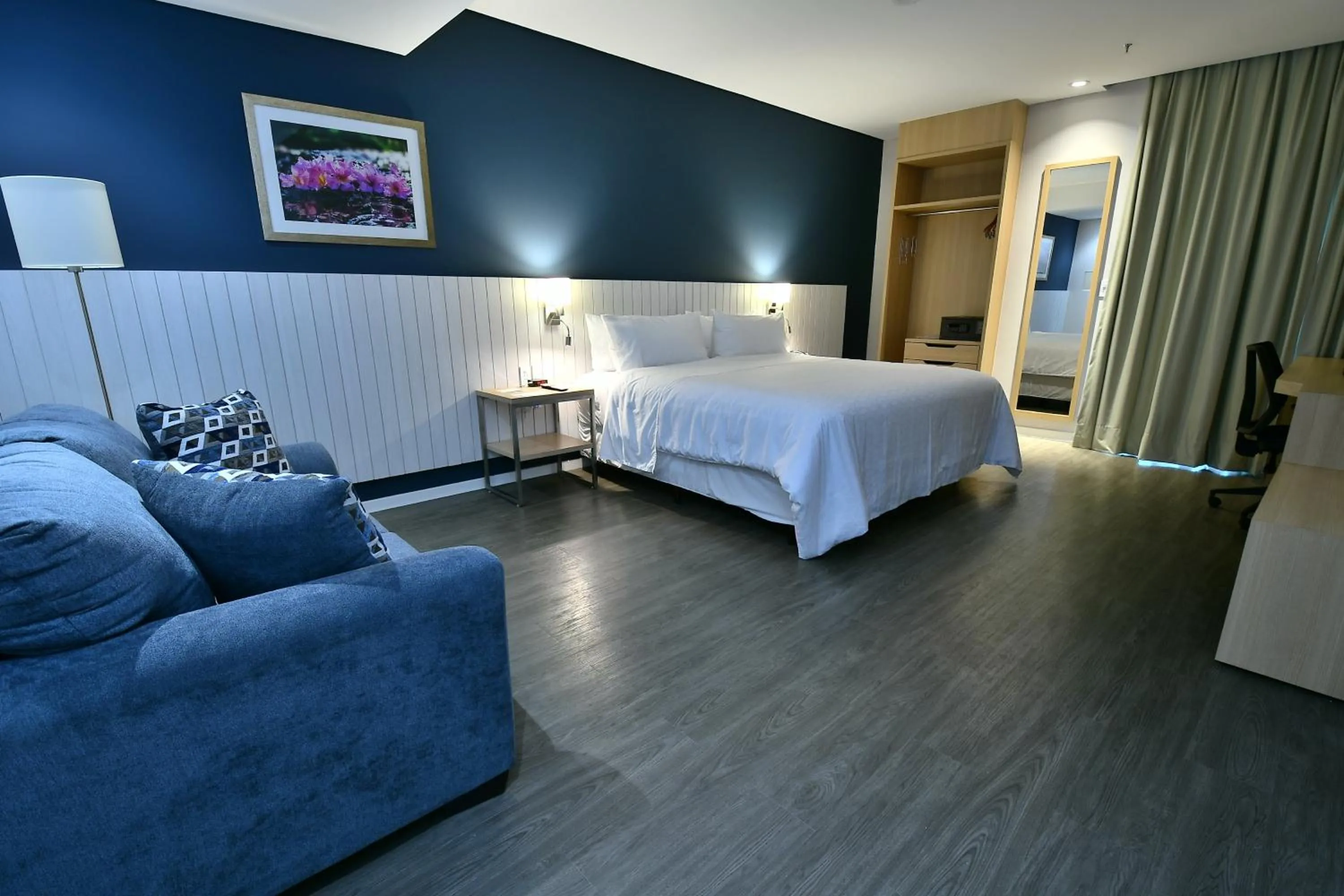 Photo of the whole room, Bed in Holiday Inn Express Asuncion Aviadores by IHG