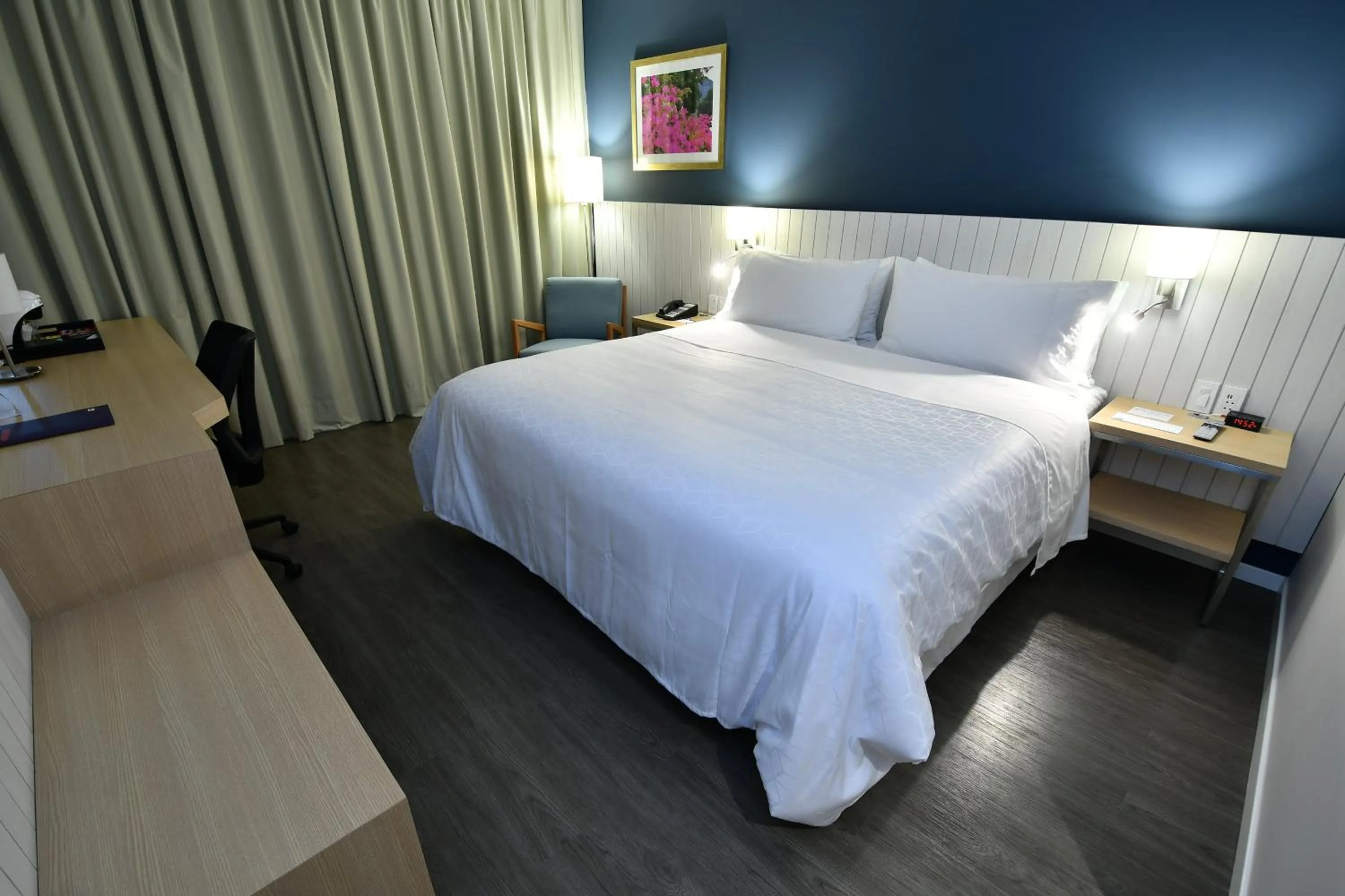 Photo of the whole room, Bed in Holiday Inn Express Asuncion Aviadores by IHG