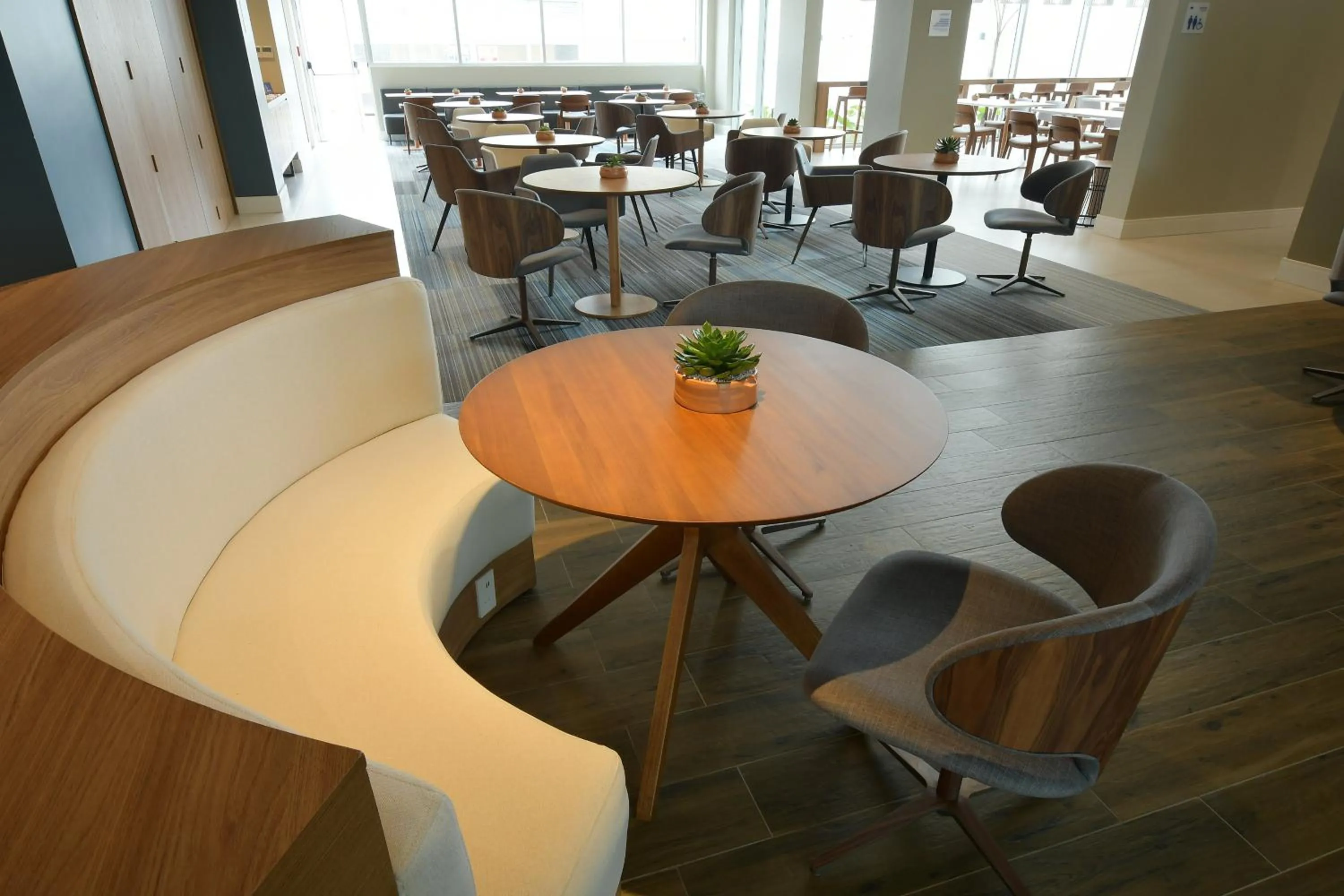 Lounge or bar in Holiday Inn Express Asuncion Aviadores by IHG