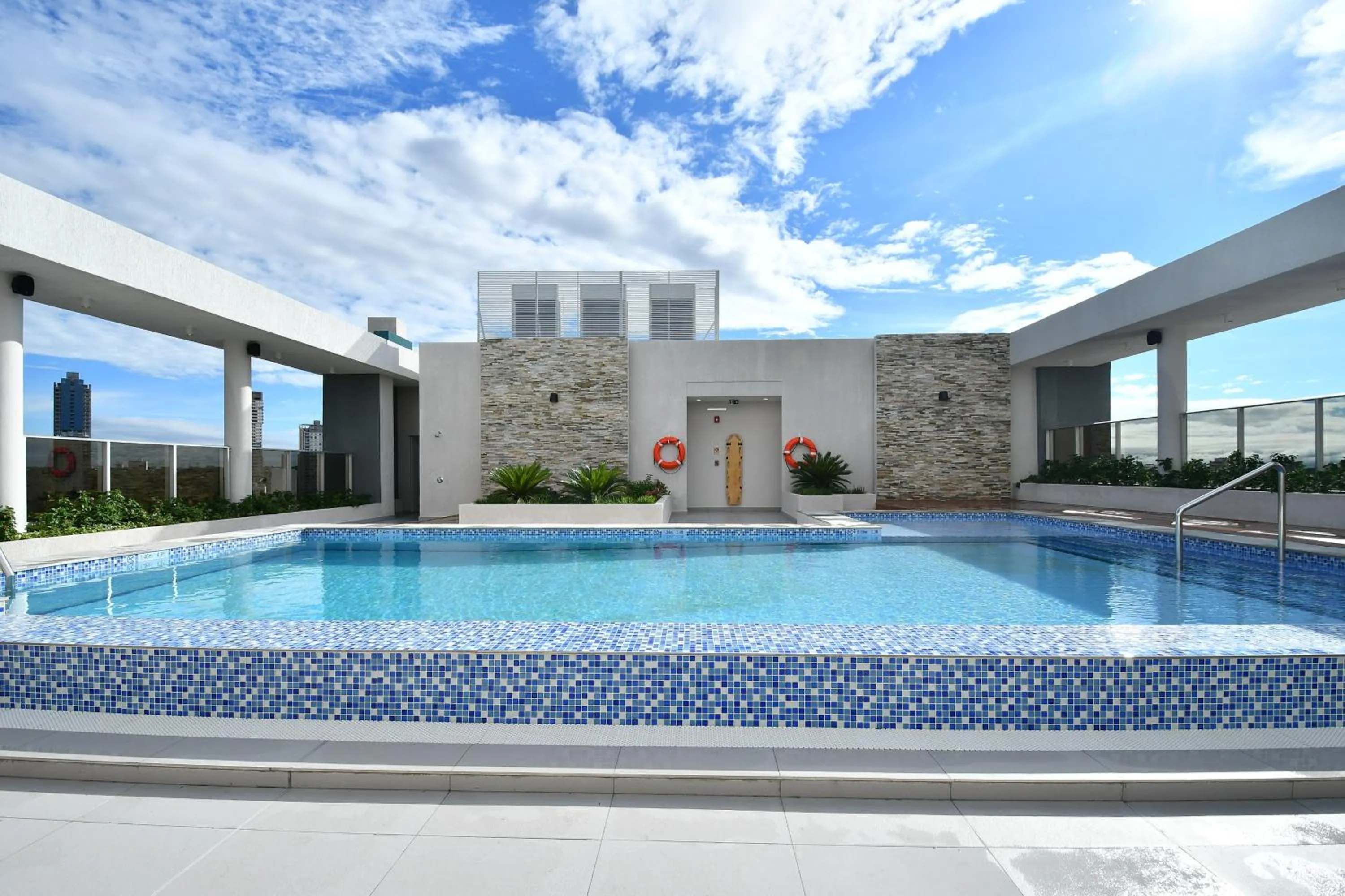 Swimming pool in Holiday Inn Express Asuncion Aviadores by IHG