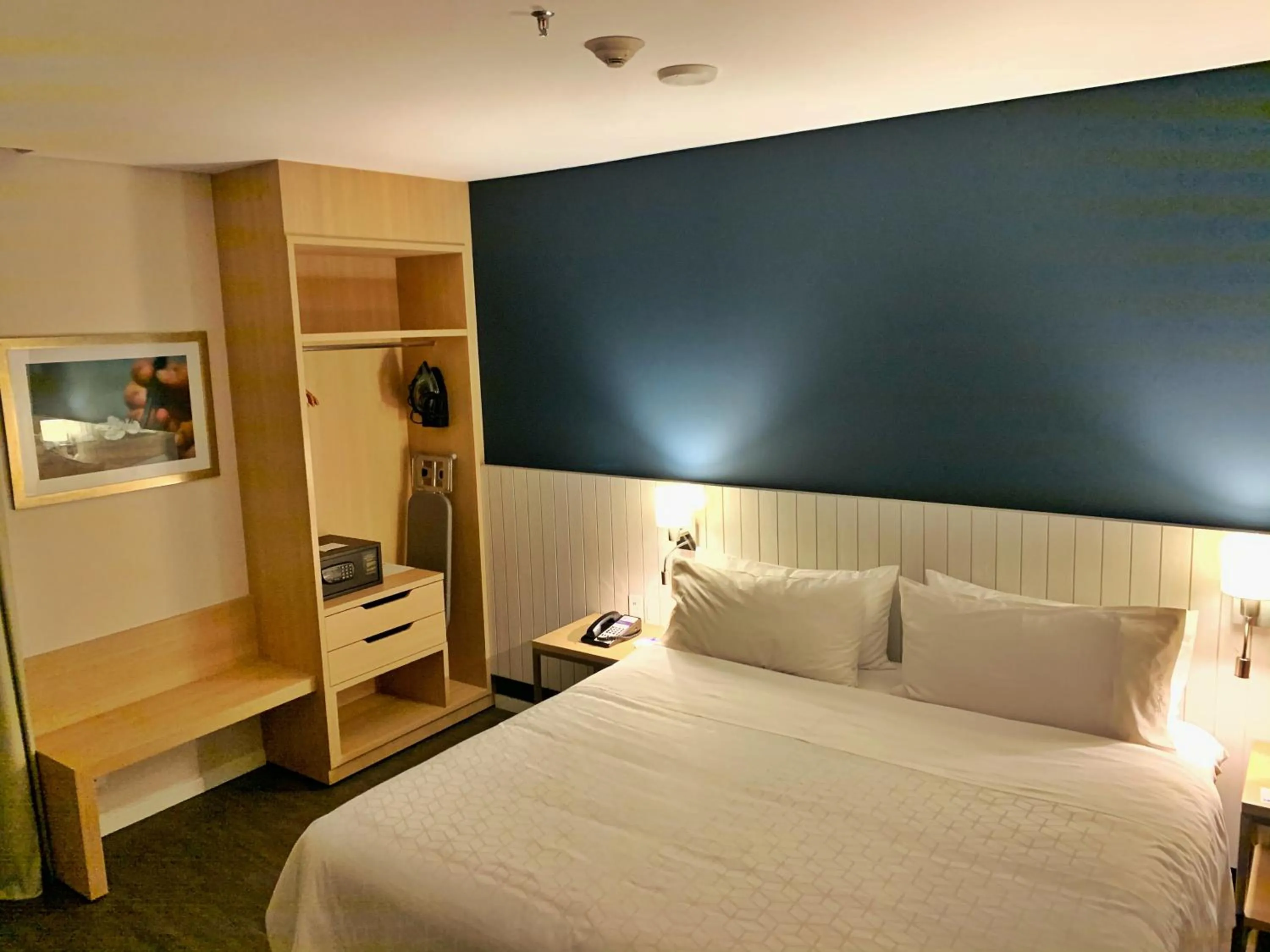 Bed in Holiday Inn Express Asuncion Aviadores by IHG
