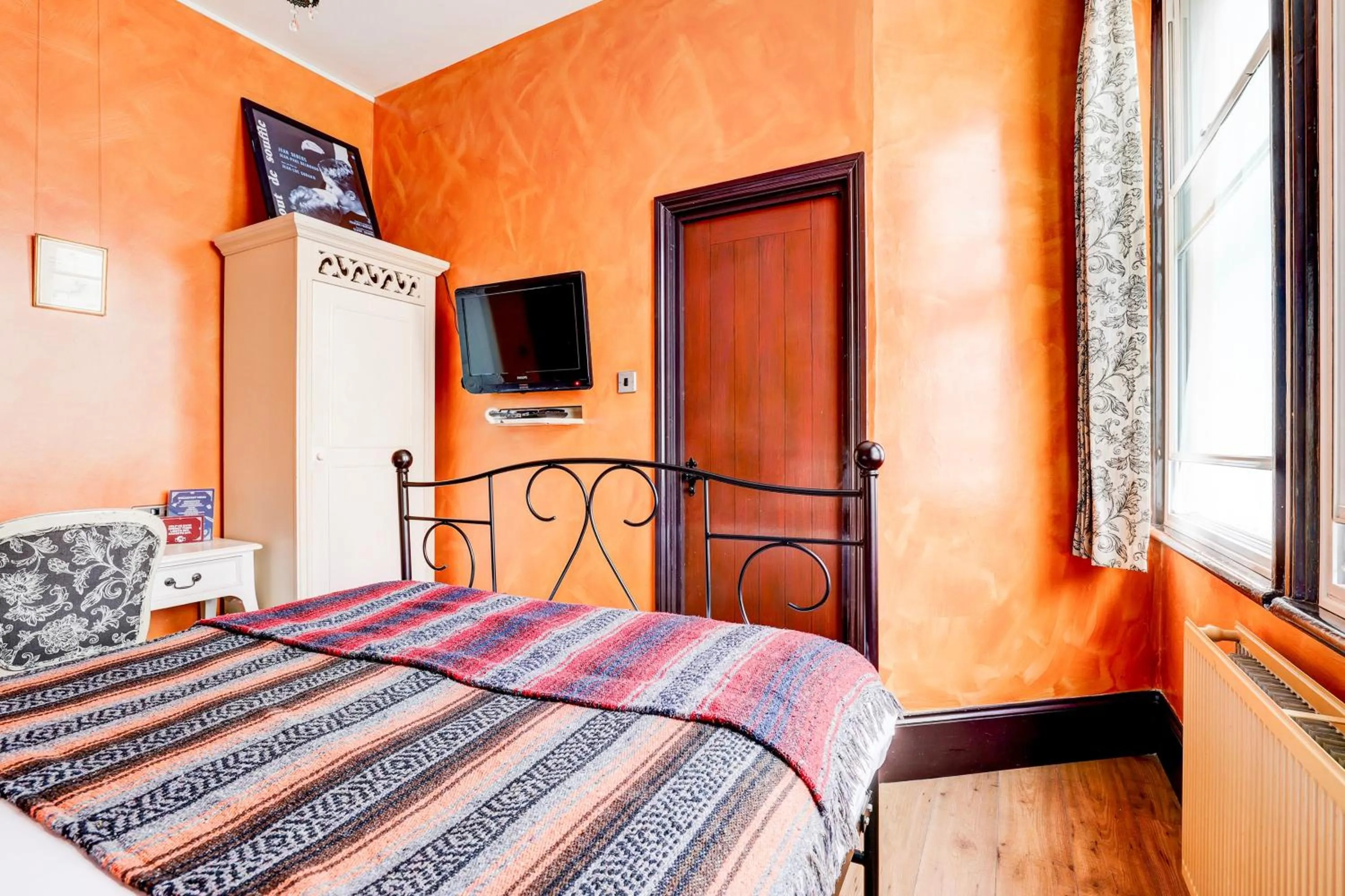 Bedroom, Bed in Church Street Hotel by Belvilla near The Oval London