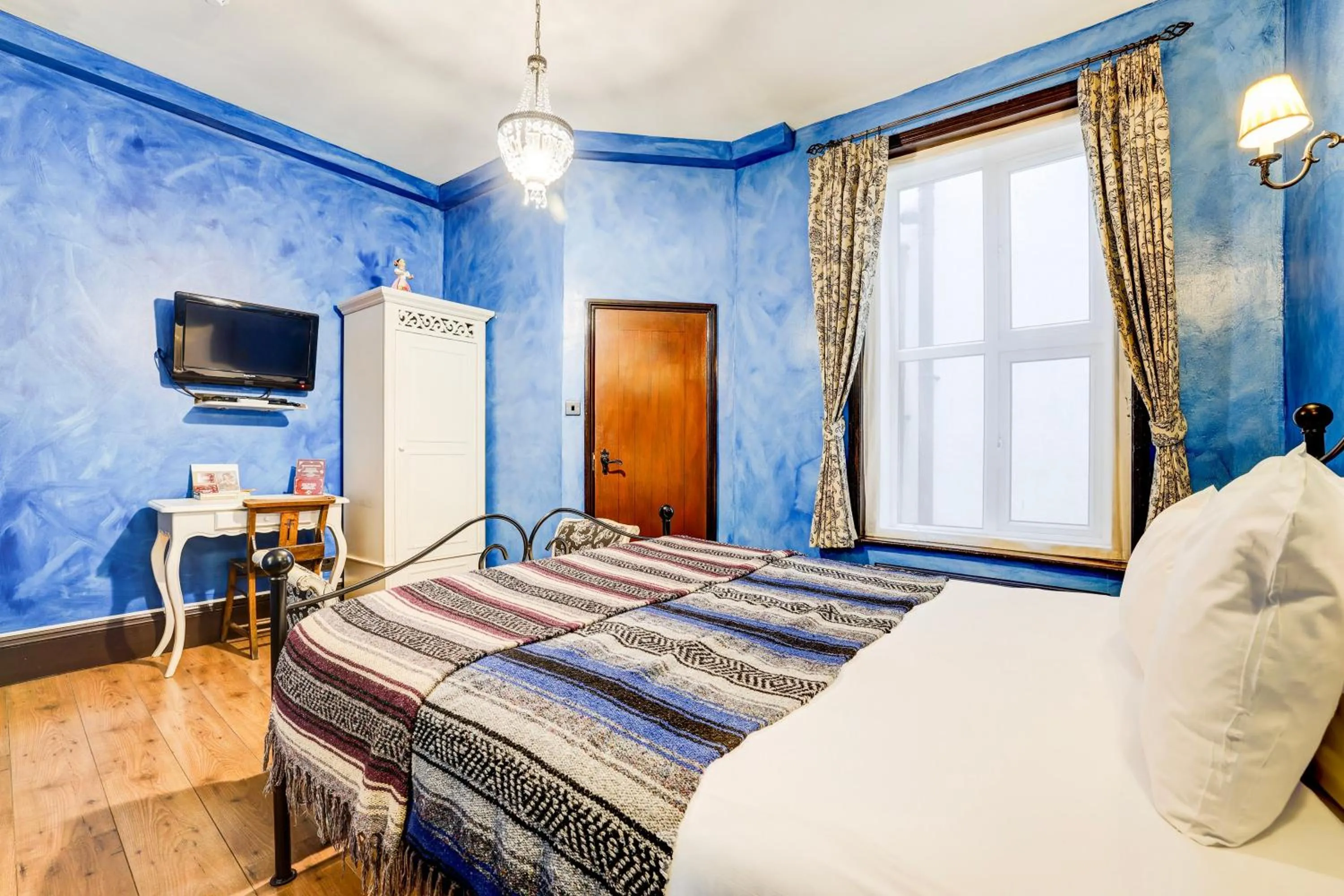 Bedroom, Bed in Church Street Hotel by Belvilla near The Oval London