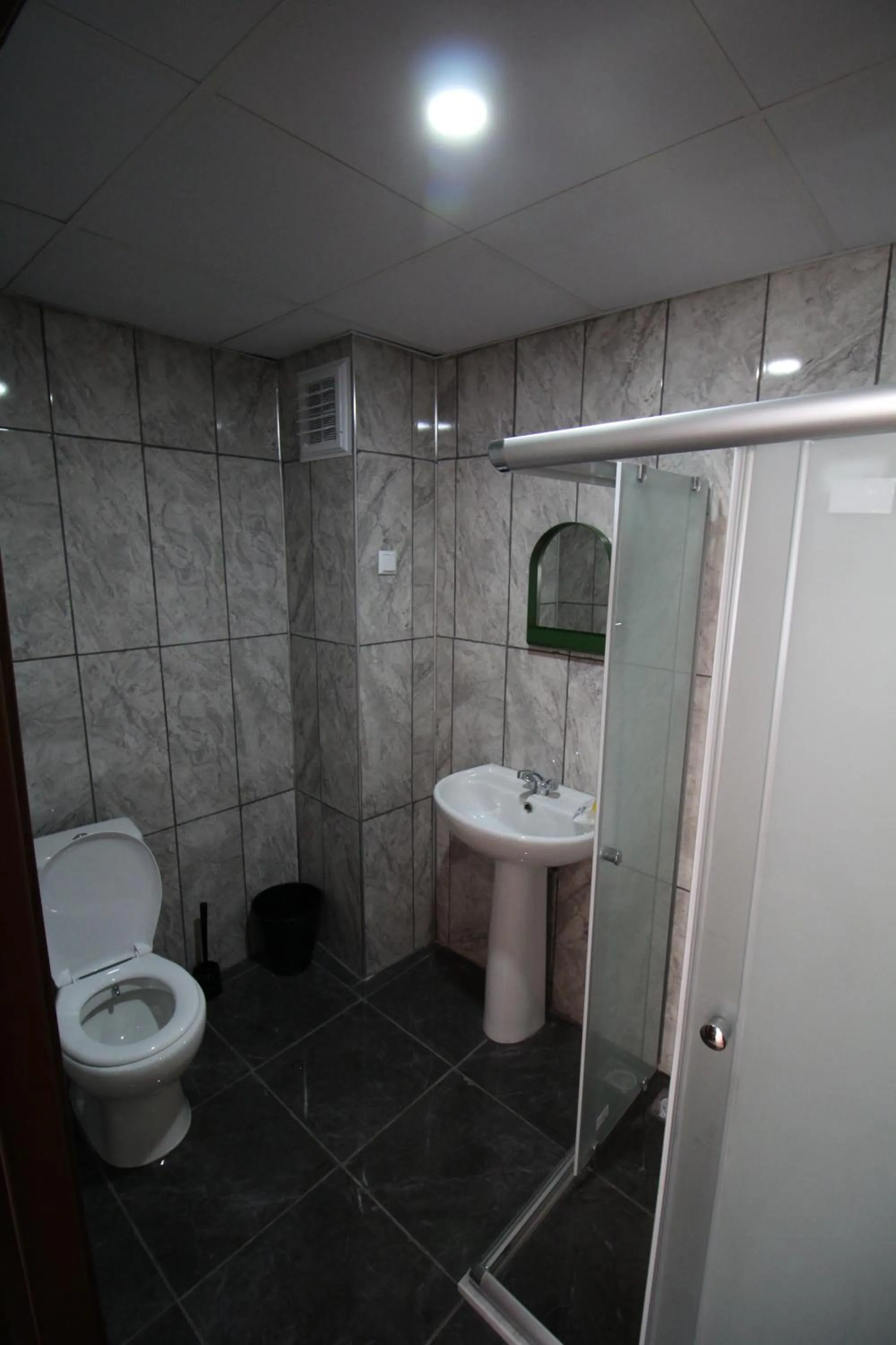 Toilet in Deeps Hostel Eskişehir