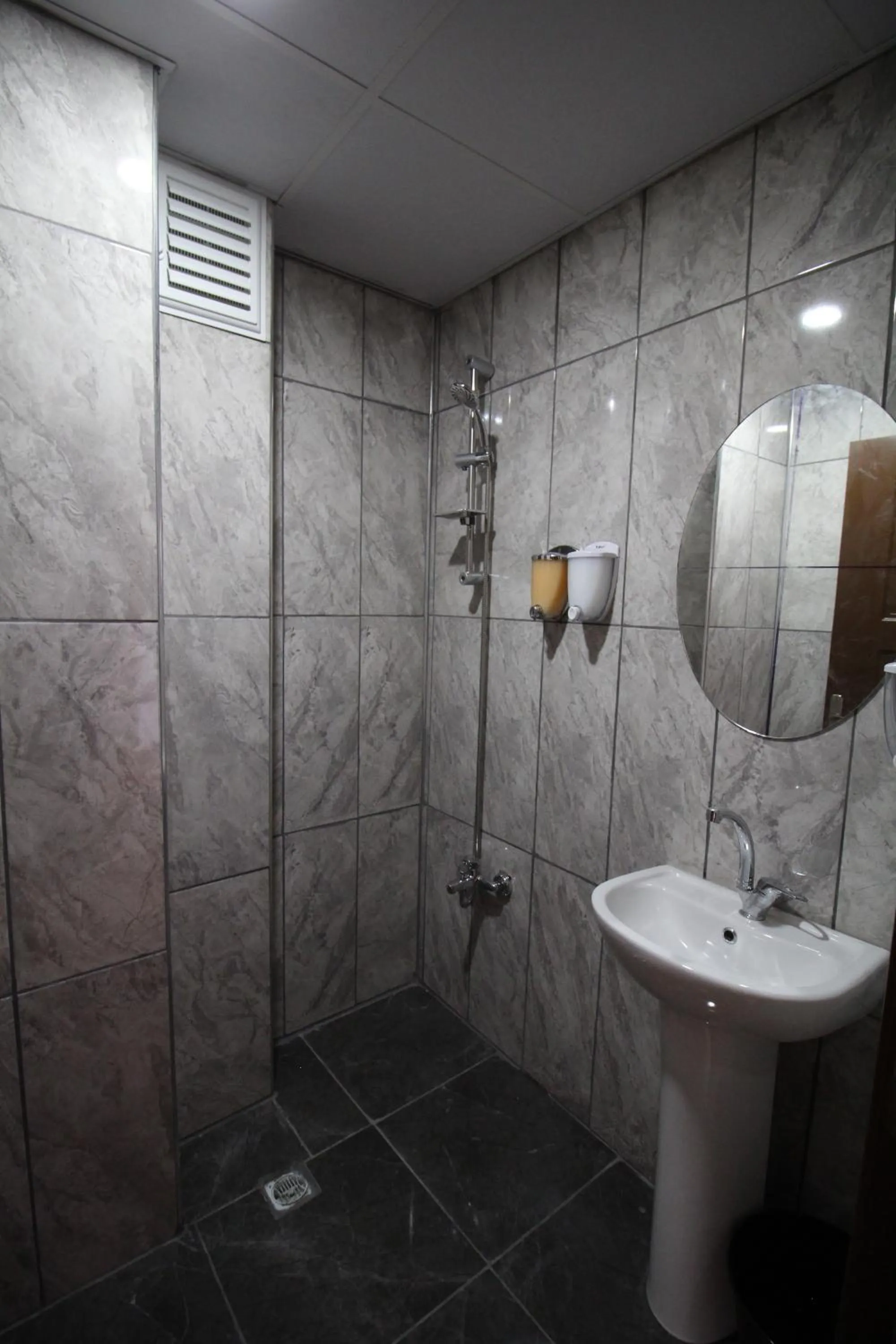 Shower in Deeps Hostel Eskişehir