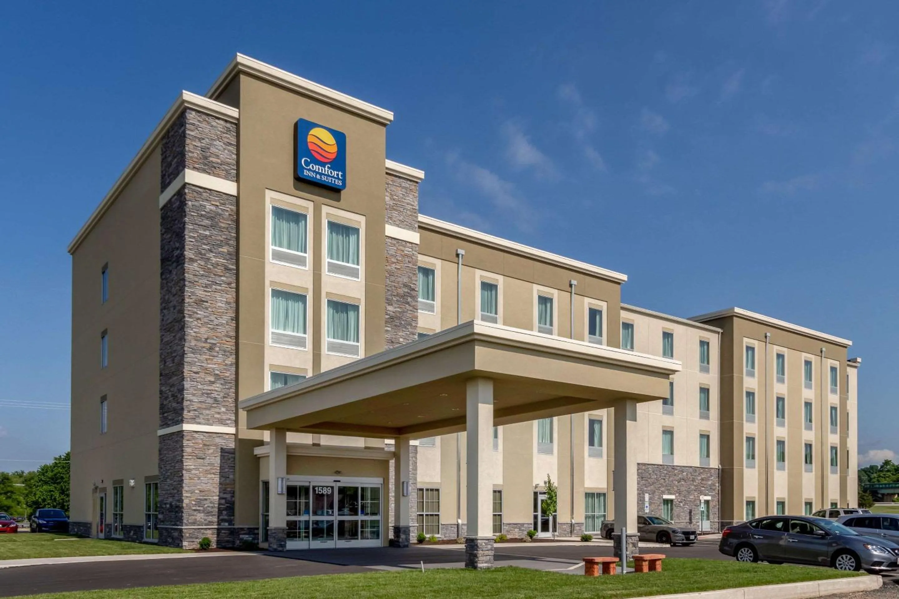Property building in Comfort Inn & Suites - Harrisburg Airport - Hershey South
