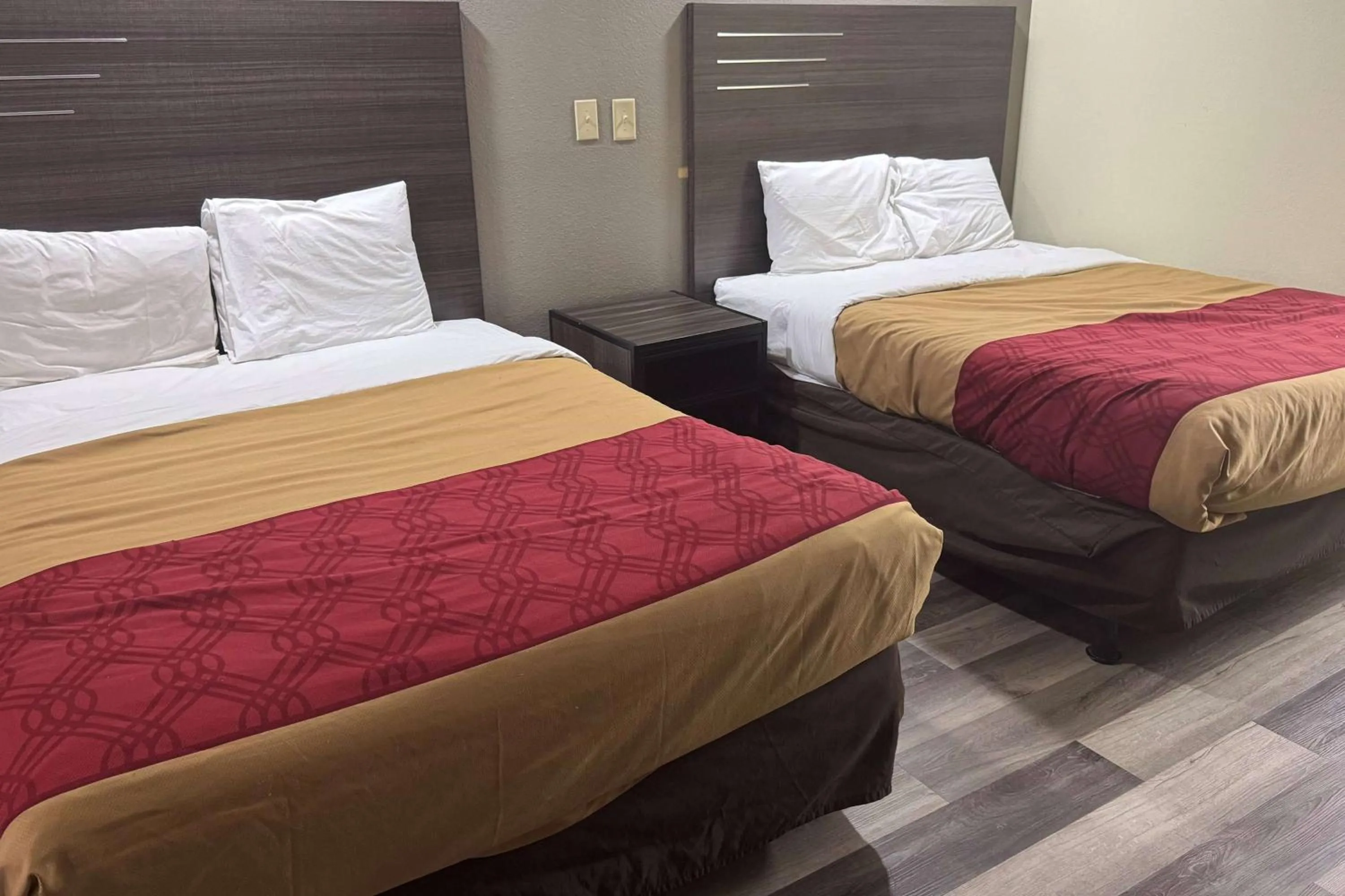 Photo of the whole room, Bed in Super 8 by Wyndham Jackson MS Near the Fairgrounds