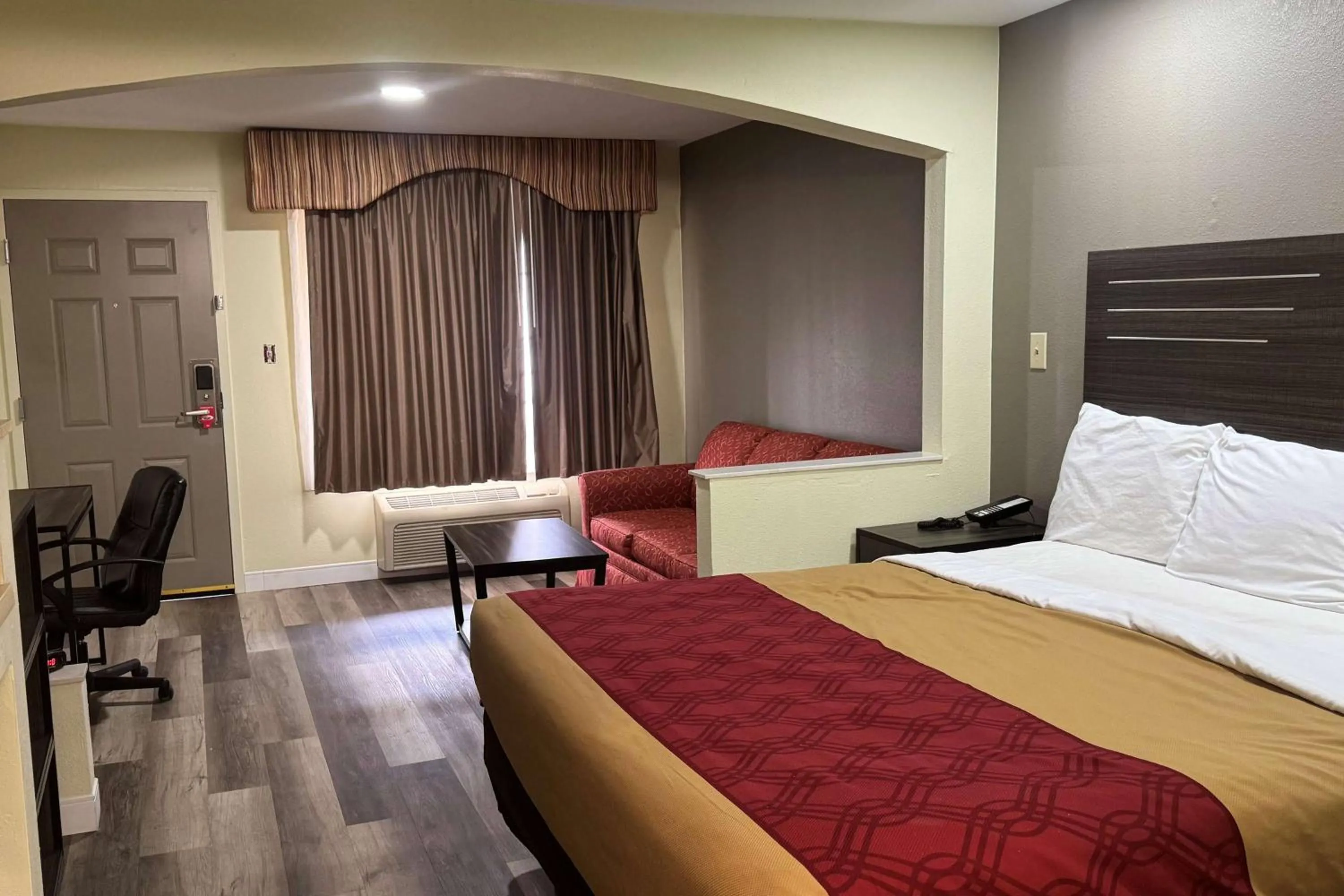 Photo of the whole room, Bed in Super 8 by Wyndham Jackson MS Near the Fairgrounds