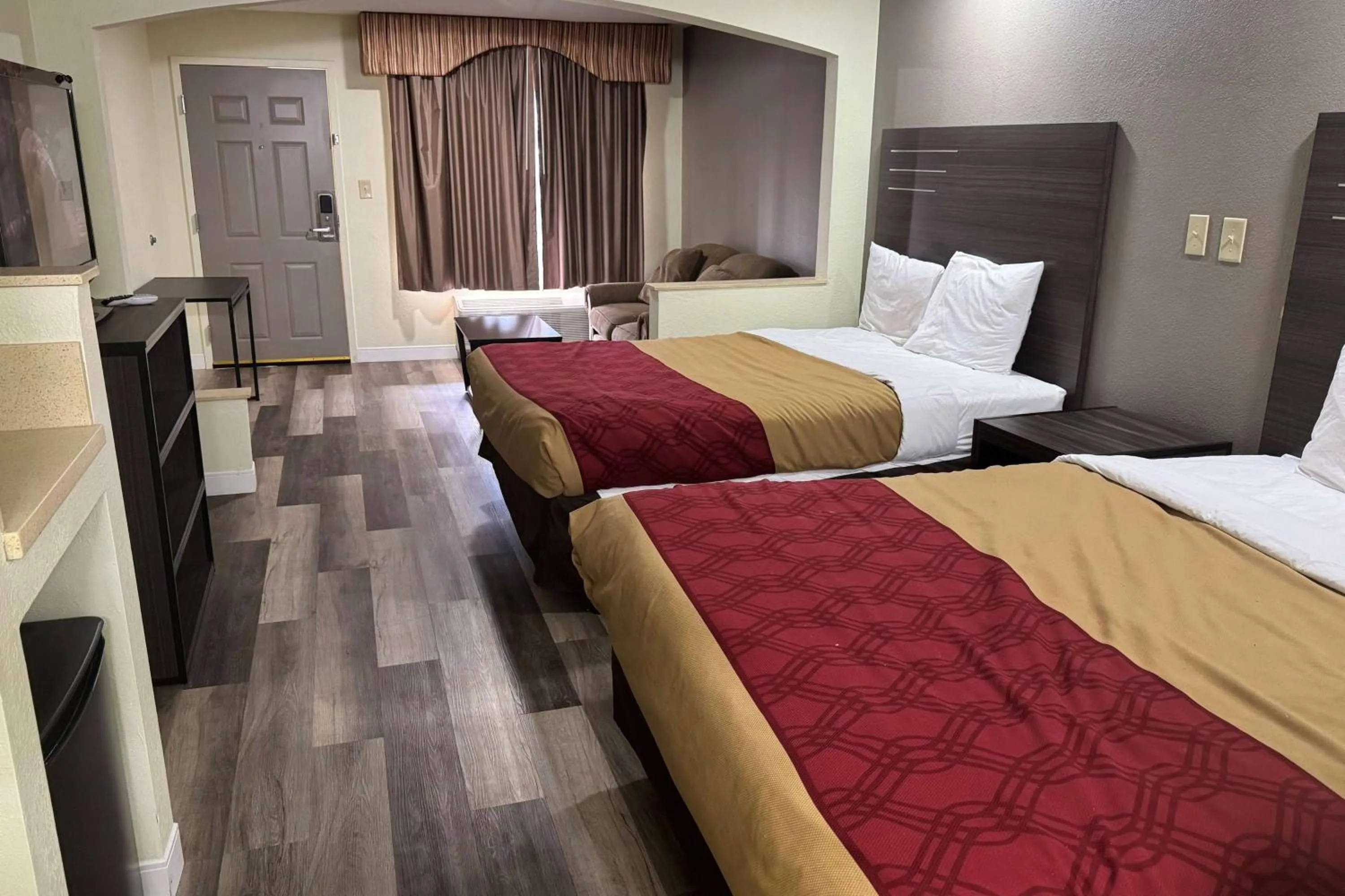 Photo of the whole room, Bed in Super 8 by Wyndham Jackson MS Near the Fairgrounds