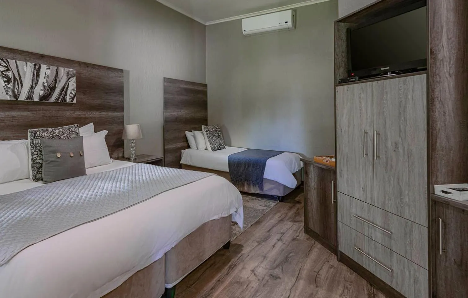 Photo of the whole room, Bed in Kakamas Hotel