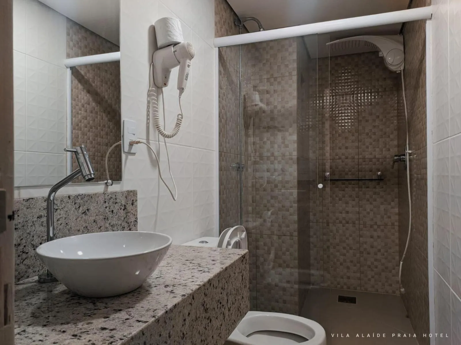 Bathroom in Vila Alaide Praia Hotel